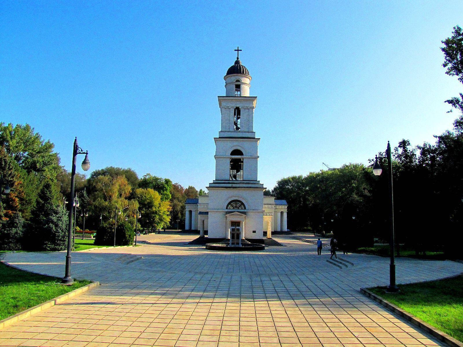 1600x1200 Download Majestic Church Tower