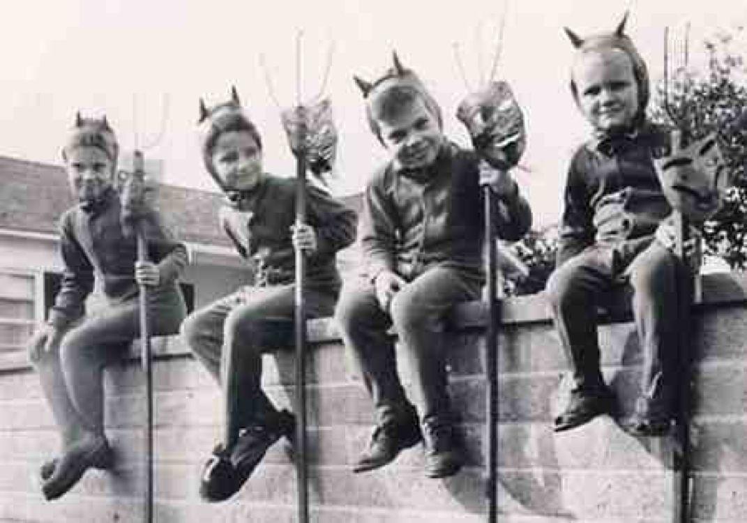 1071x750 Vintage Halloween iPhone Wallpaper Festival Collections