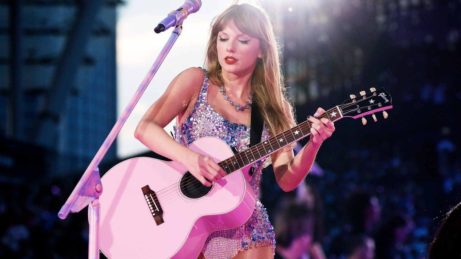 1600x900 Taylor Swift Signed Guitar Sells