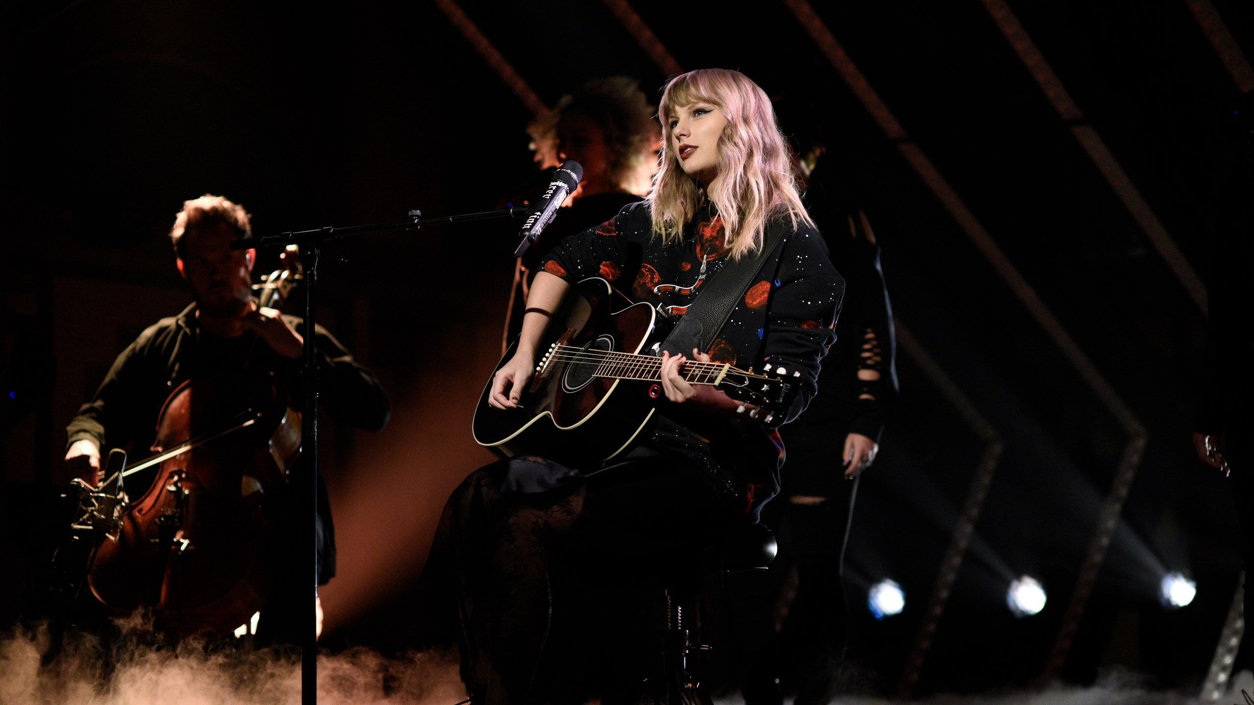 2560x1440 Taylor Swift Performs on Saturday