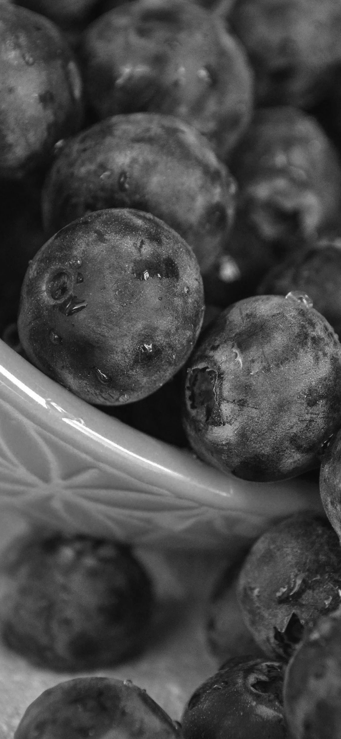 1125x2436 Summer Berry Grape Food Nature Dark Bw