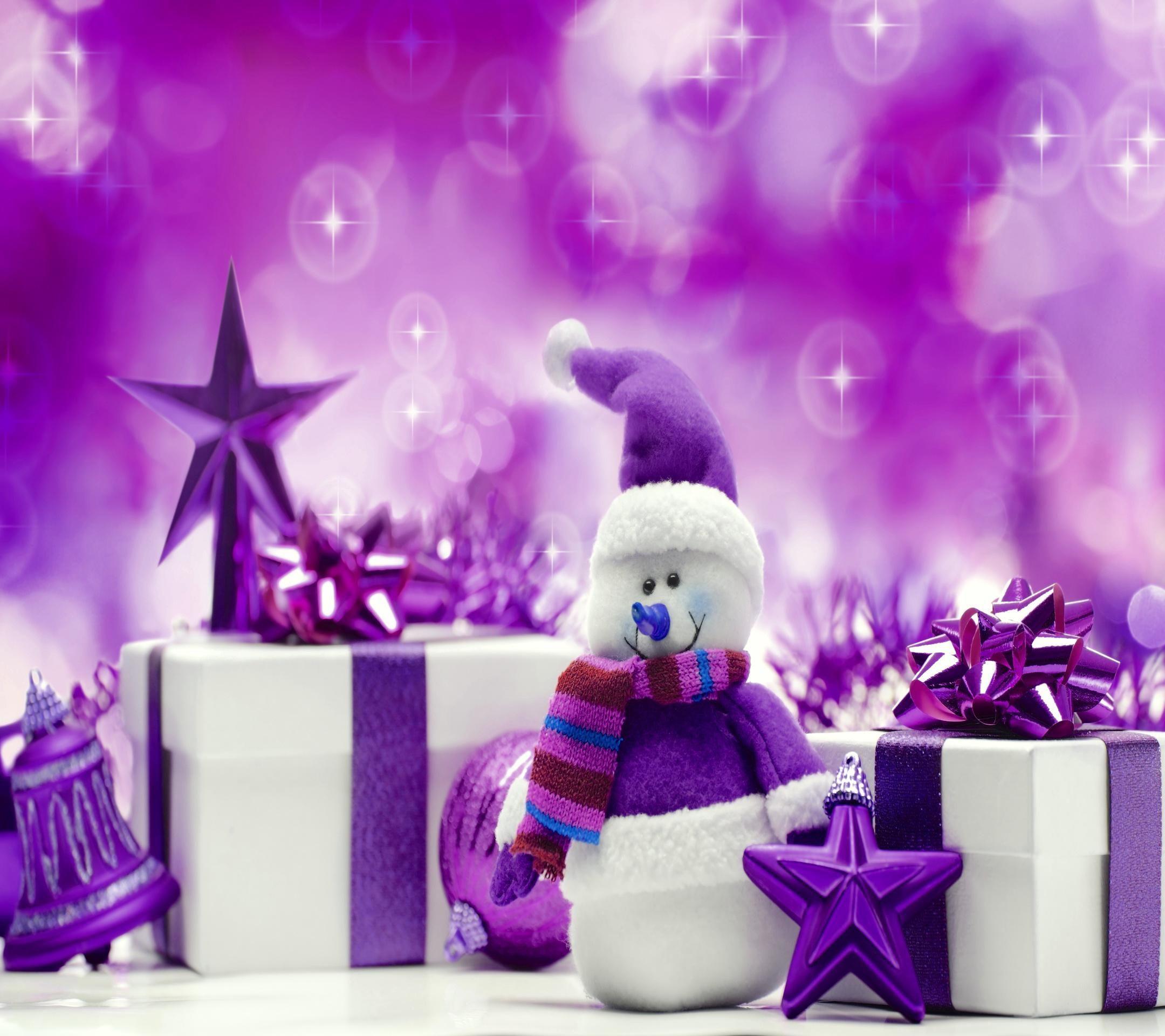 Hình nền Giáng sinh màu tím độc đáo và đầy phong cách, tạo cảm giác ấm áp và thân thiện vào mùa lễ hội. Giúp cho màn hình của bạn trở nên nổi bật và sẵn sàng chào đón ngày Giáng sinh.