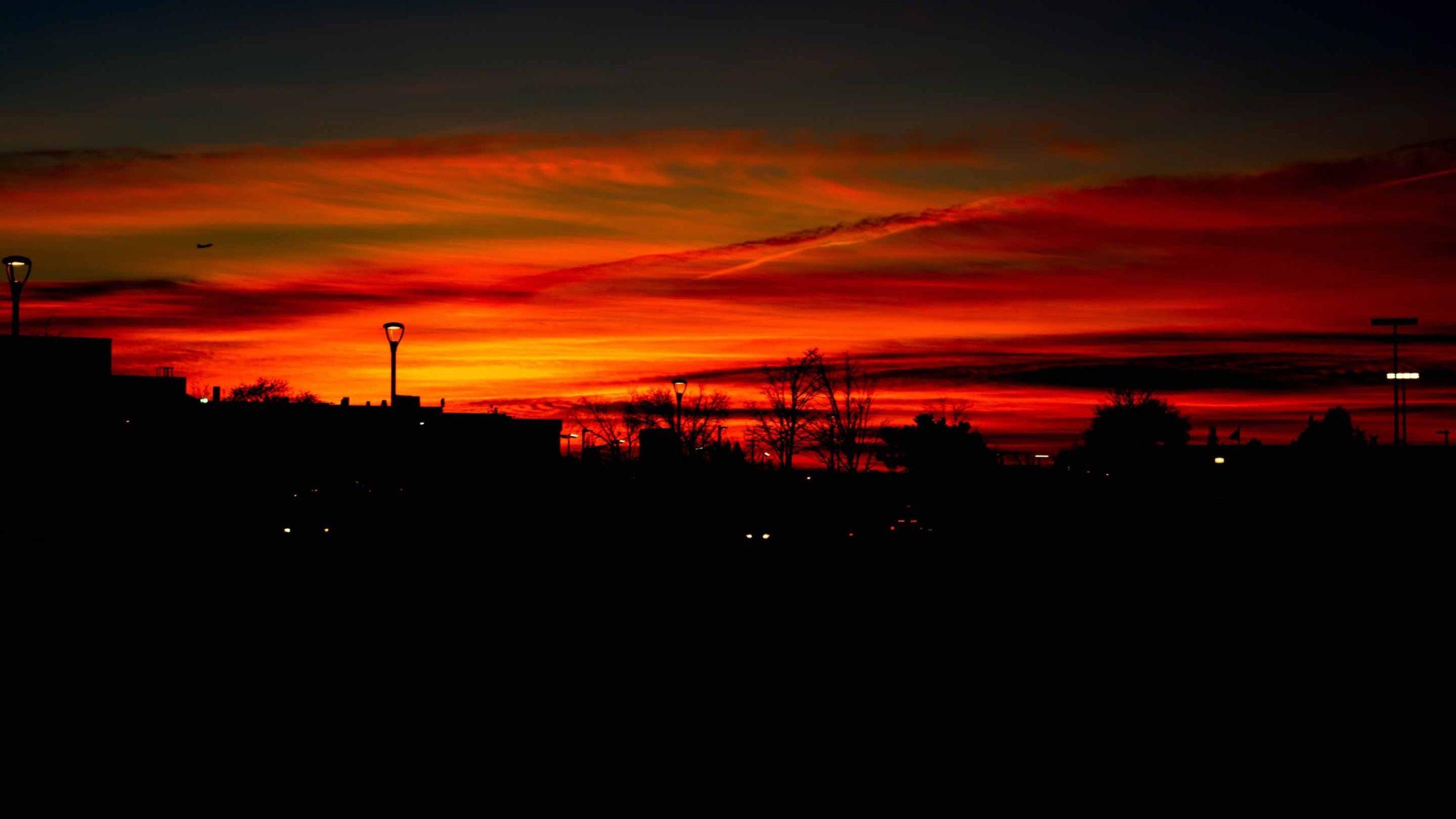 Red sunrise. Бордовый Восход. Красная Заря на небе город. Вечереет над городом. Оранжевая подсветка в небе это.