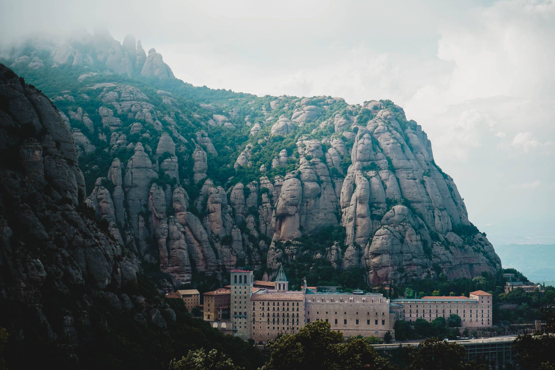 1920x1281 Montserrat Misty Mountain Wallpaper