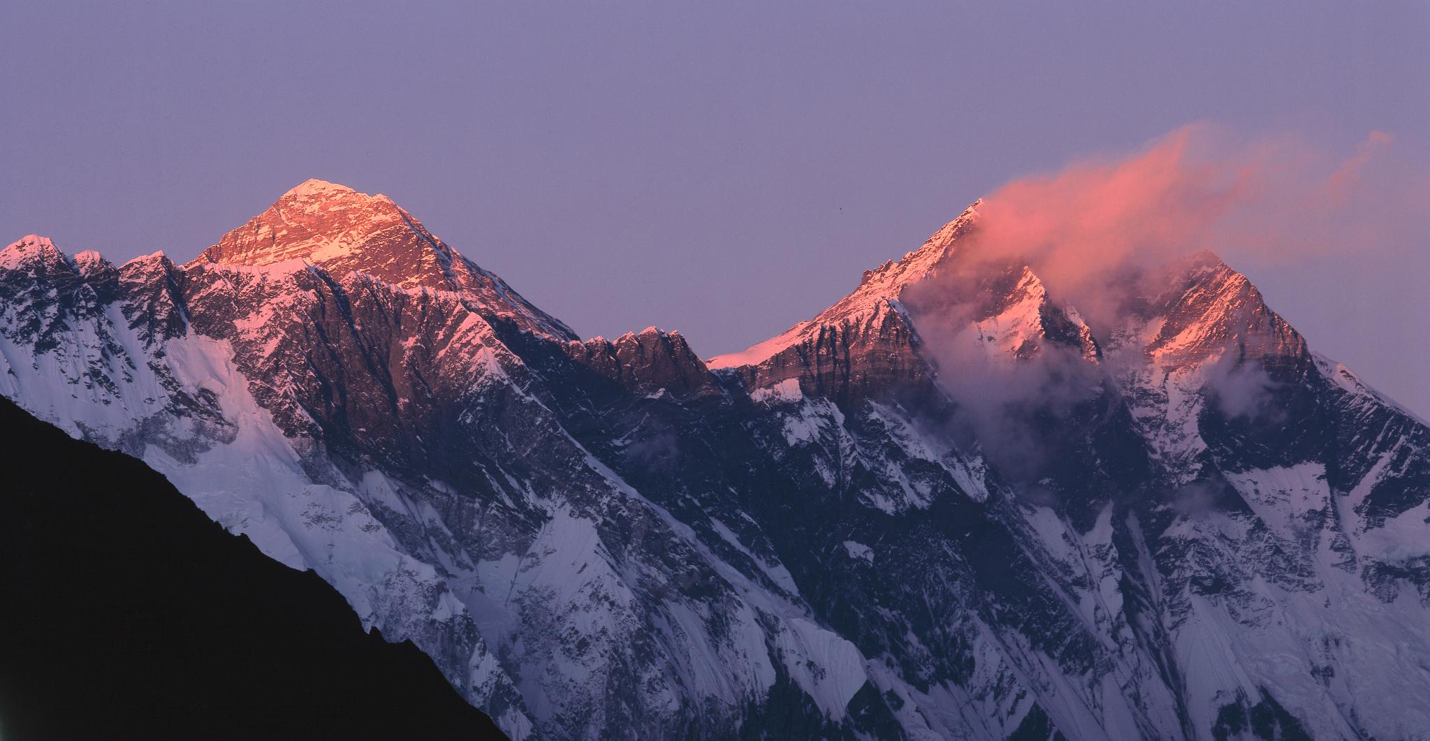 2047x1061 Mount Everest and Lhotse at sunset