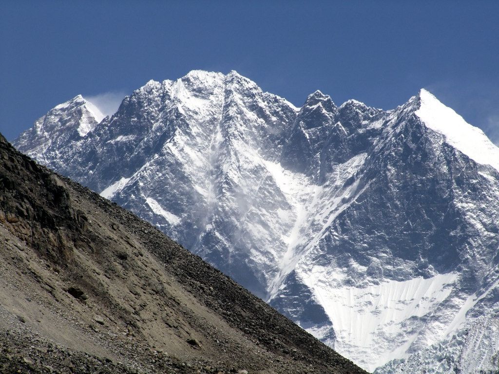 1024x768 Everest, Lhotse and Lhotse Shar tower