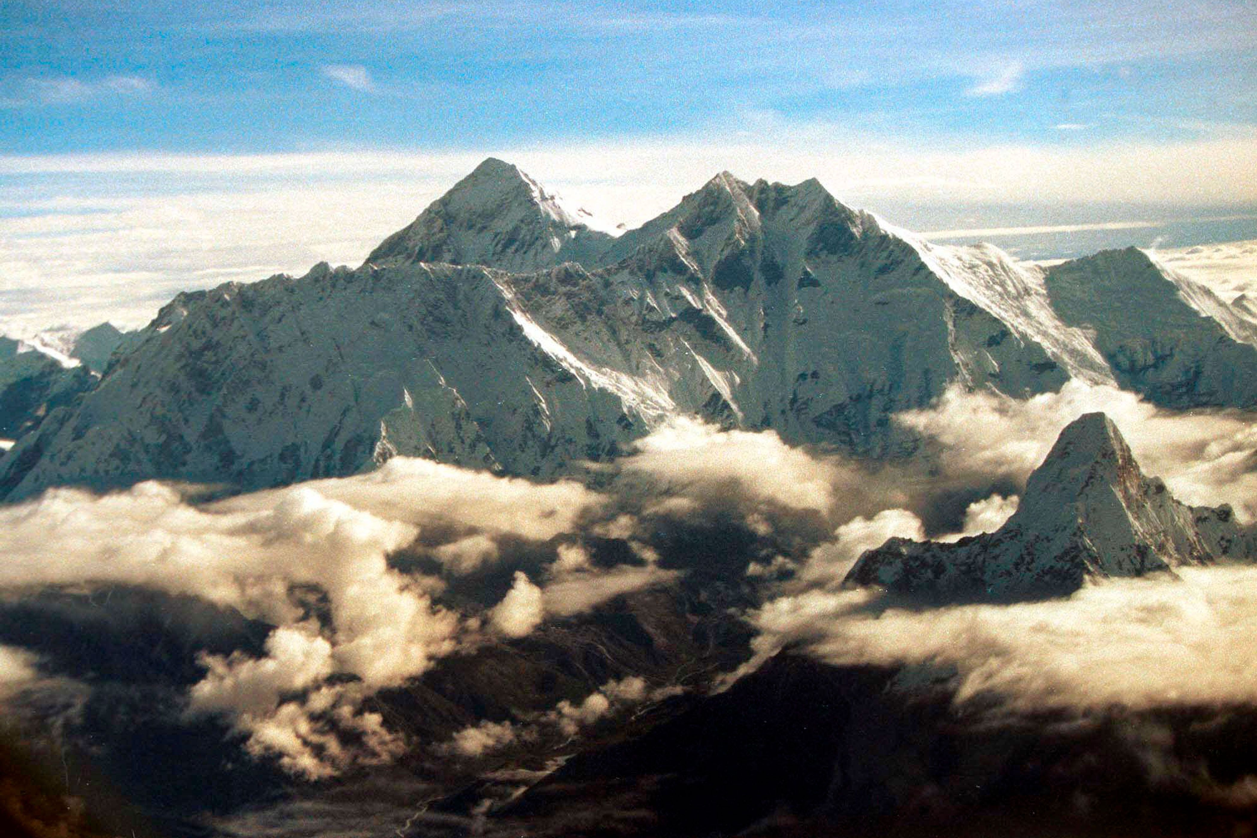 4200x2800 Black mountaineers head to Everest