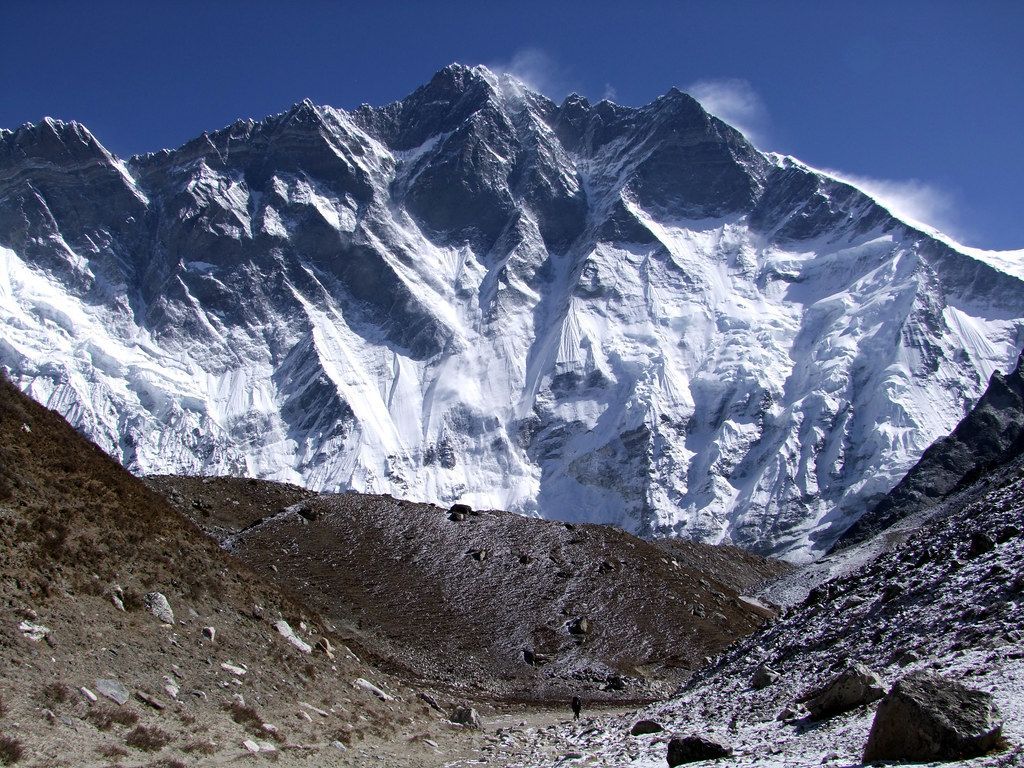 1024x768 The vast south face of Lhotse towers