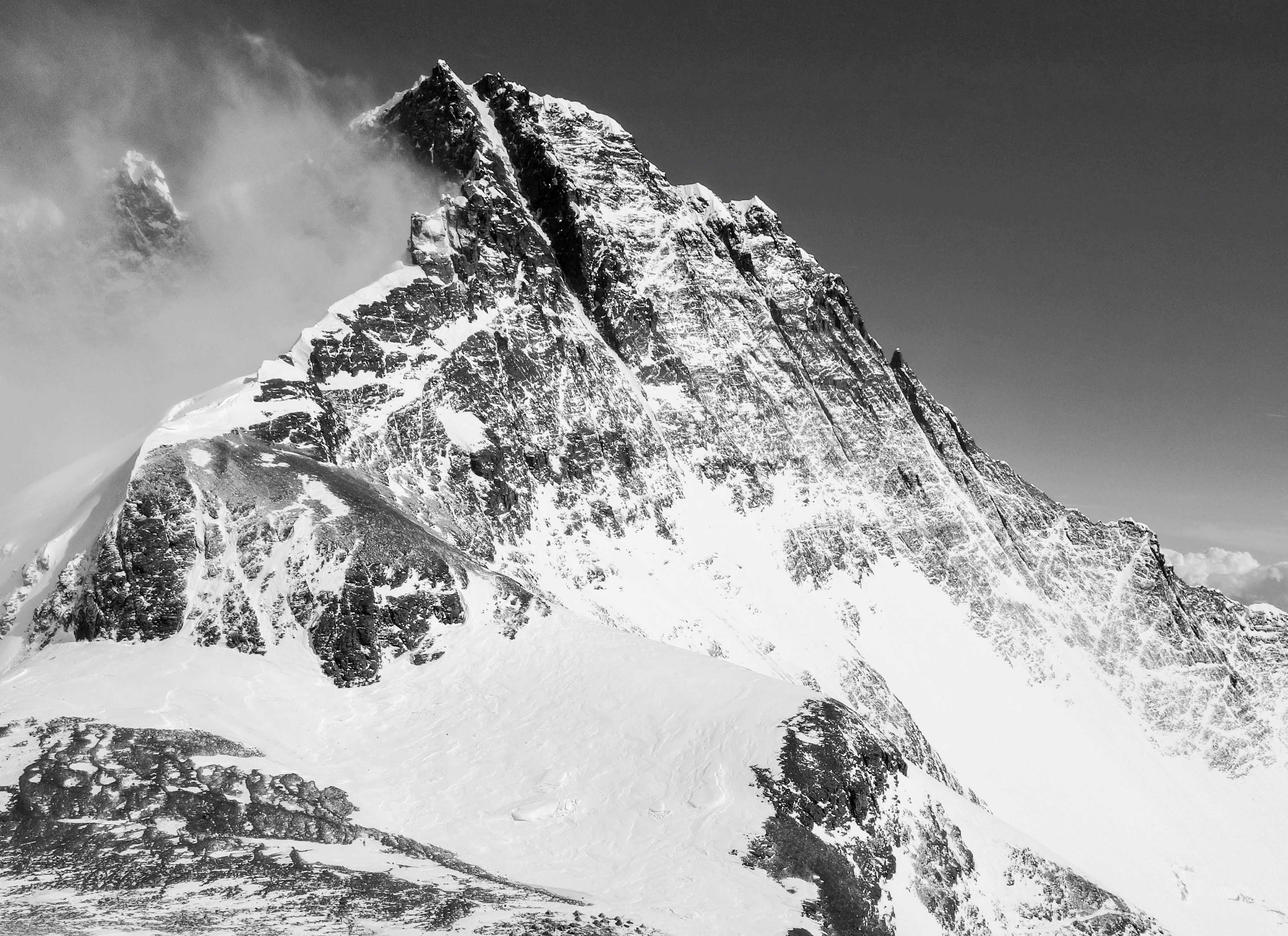 3645x2650 Lhotse summits from three members