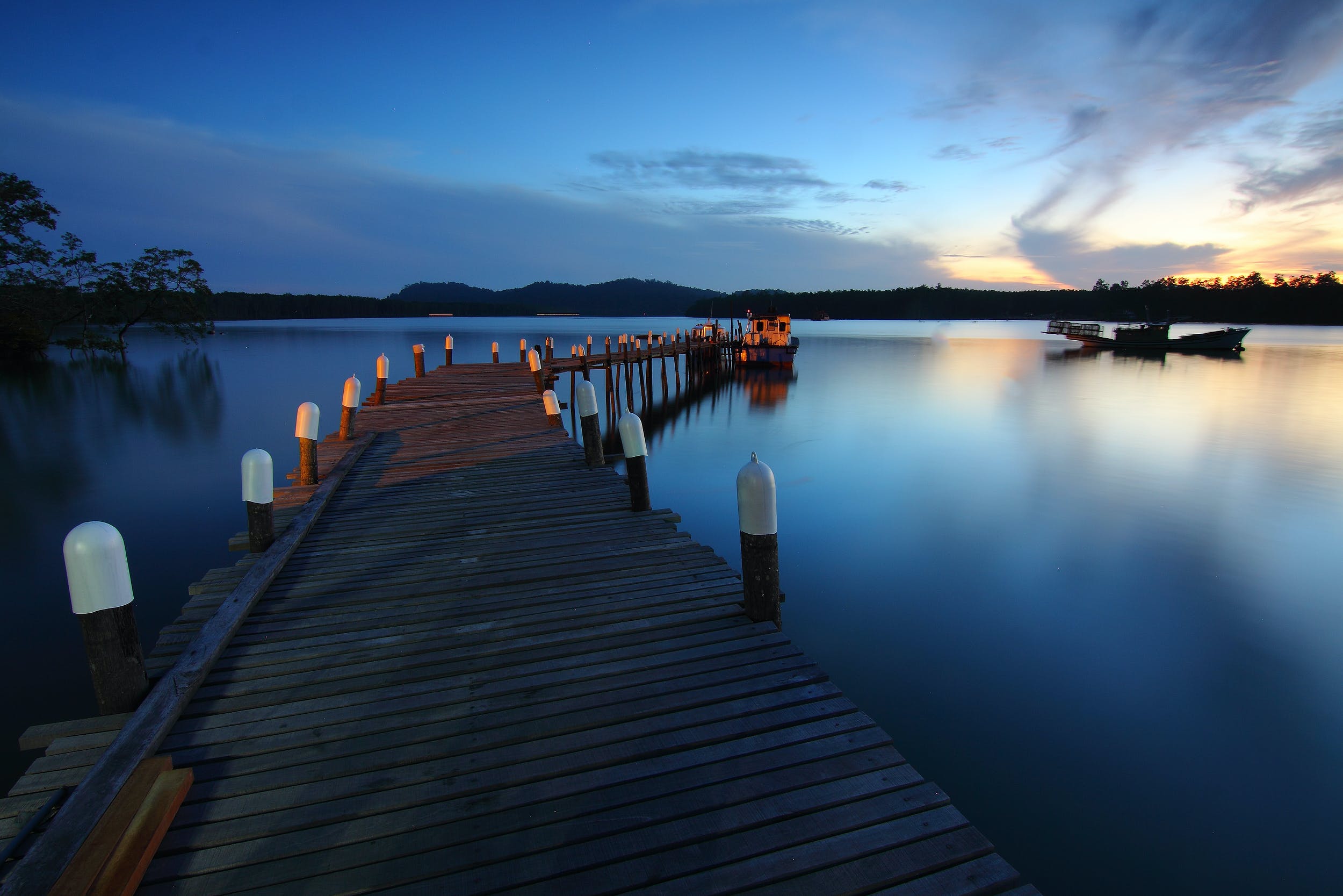 2500x1667 300.Foto Pemandangan Malam Terbaik