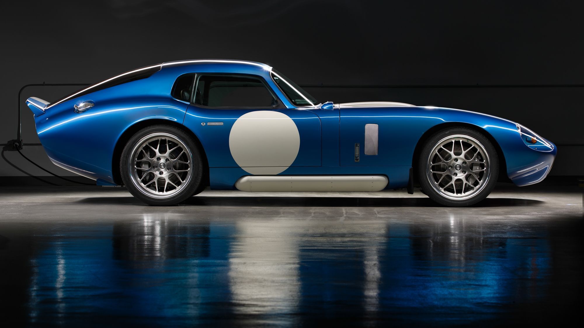 2000x1125 Renovo Coupe Pairs Iconic Design With