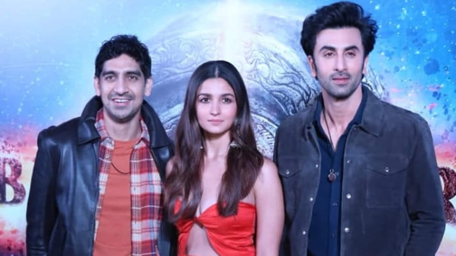 1600x900 stopped Alia Bhatt, Ranbir Kapoor