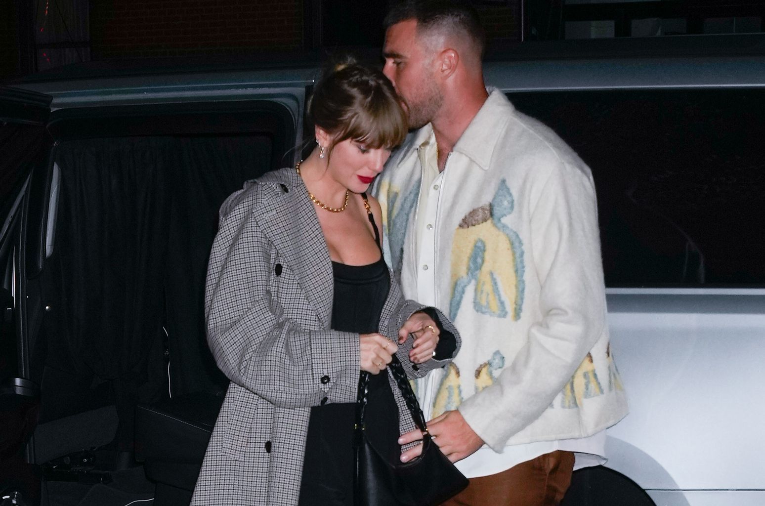 1548x1024 Taylor Swift Kisses Travis Kelce in New