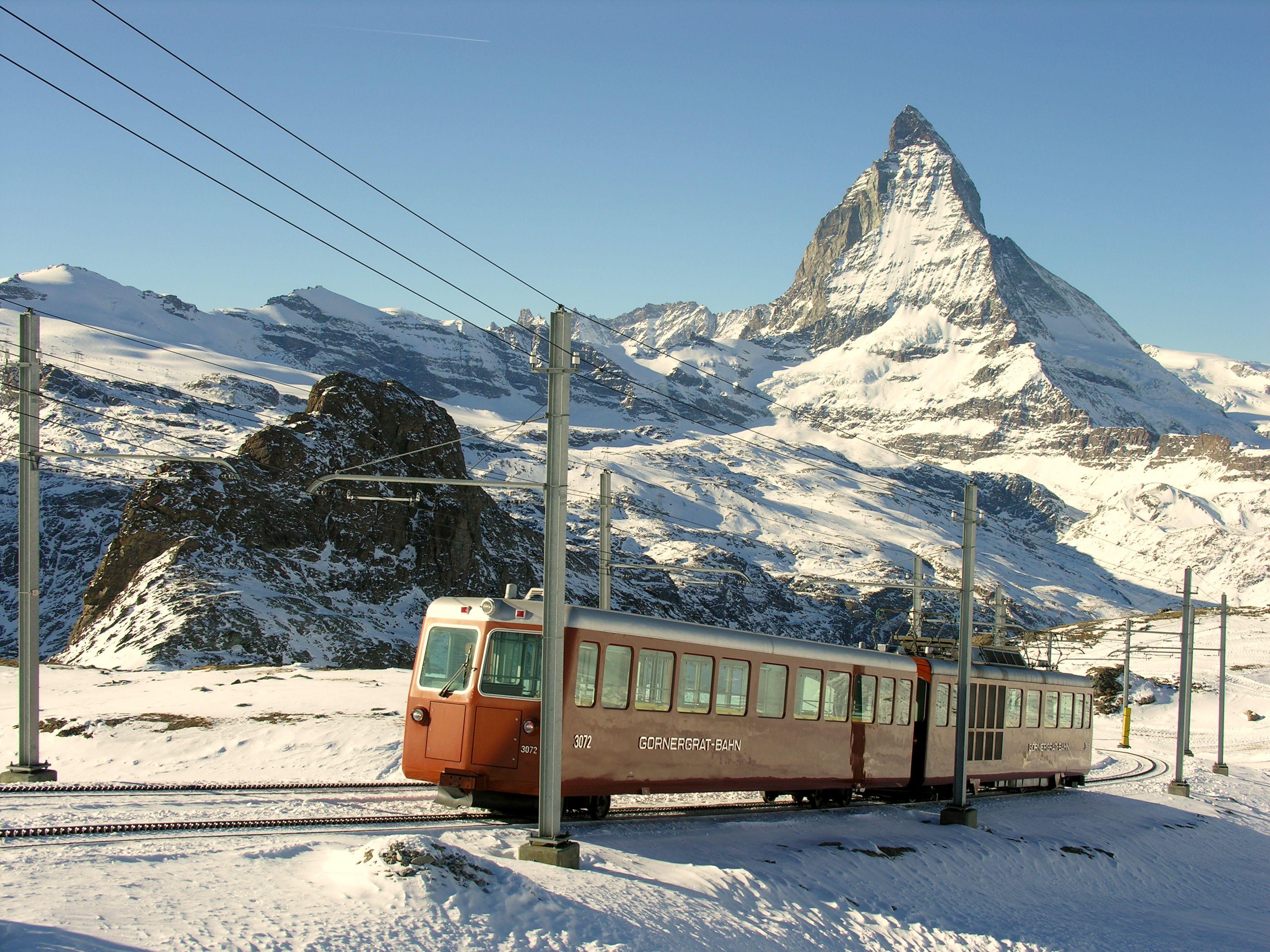 3264x2448 Mountain Train In Switzerland Wallpaperx2448