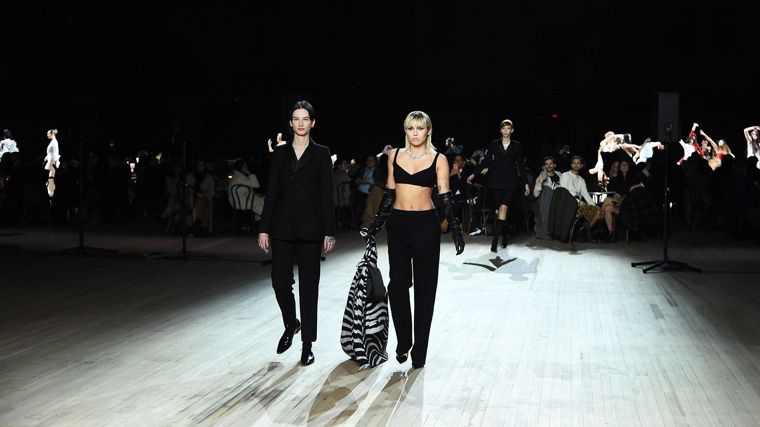 2560x1440 Miley Cyrus Has a Major Runway Moment