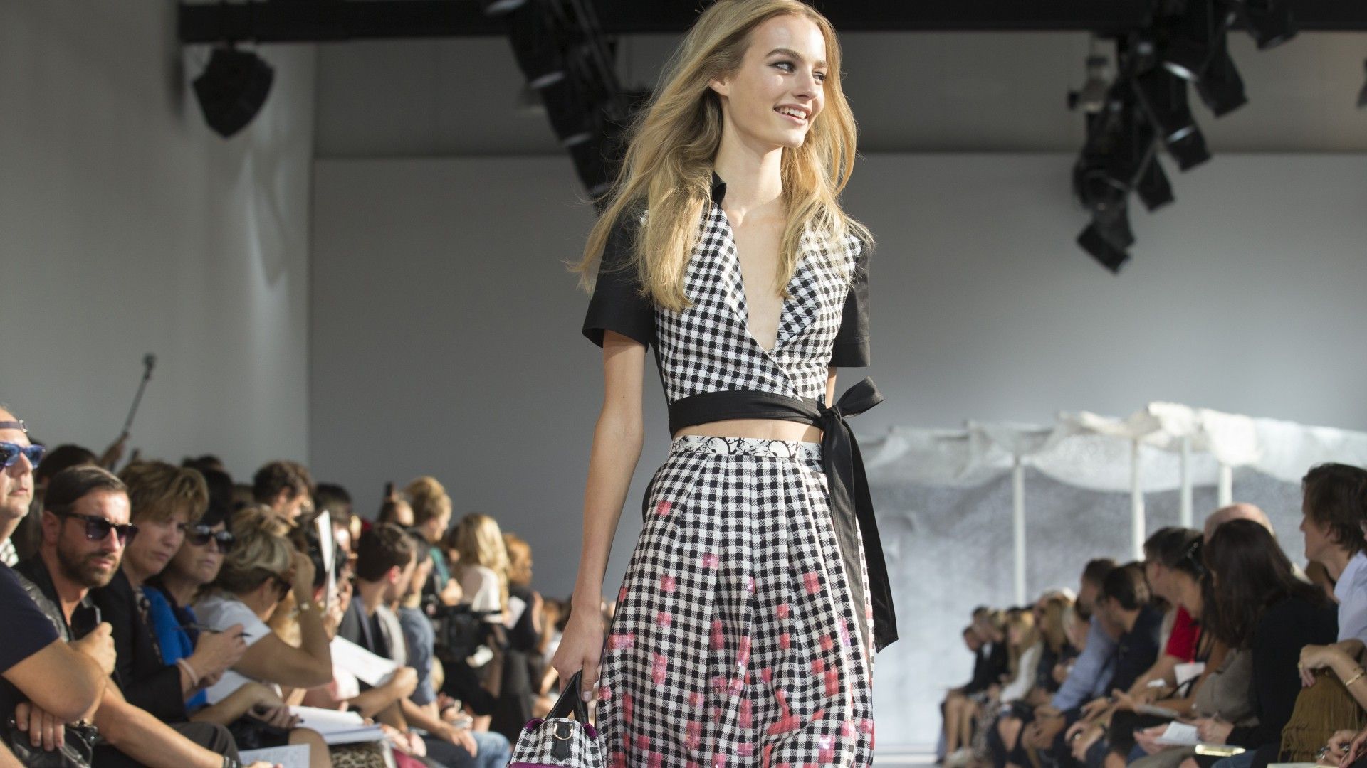 1920x1080 Real Girls Fashion Show Wallpaper