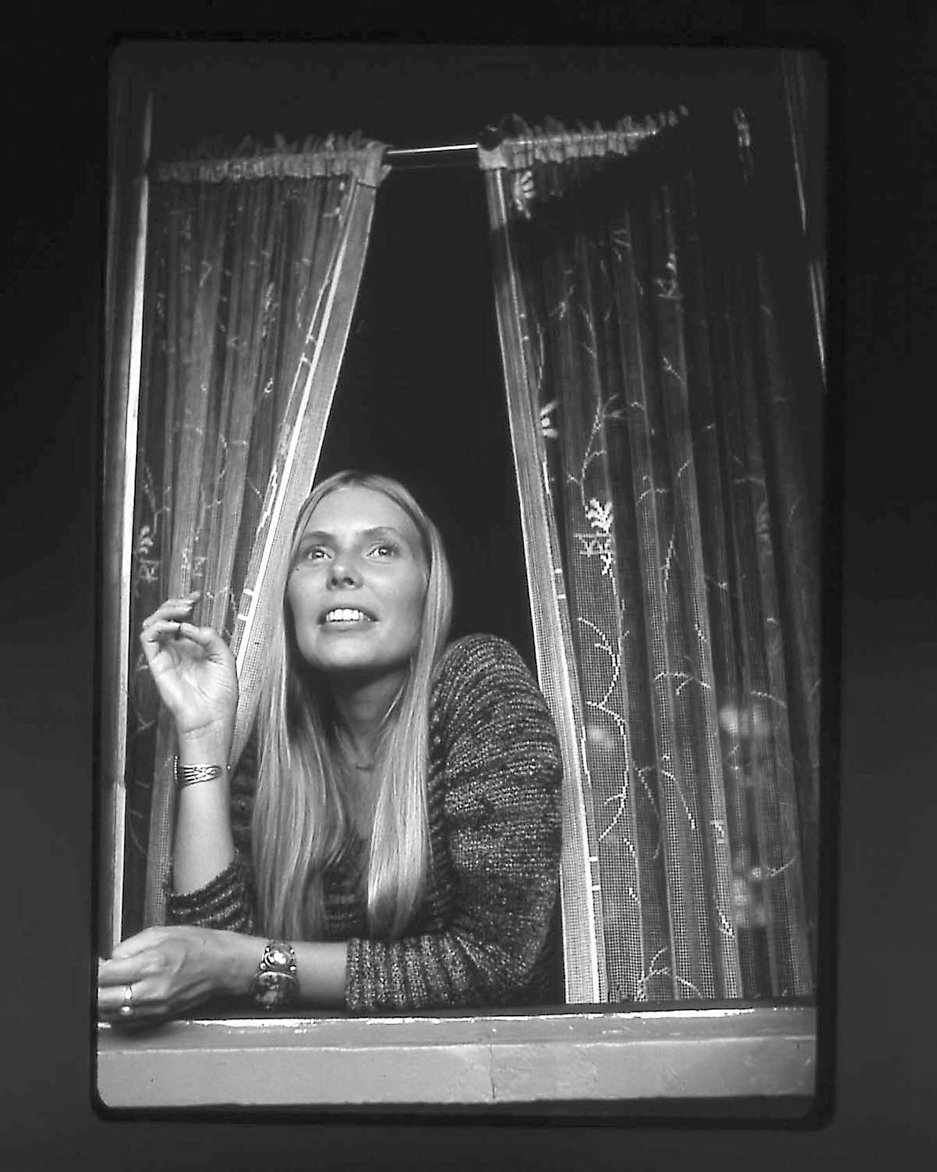 1350x1687 At Laurel Canyon Wallpaper