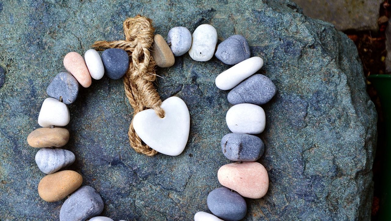 1280x725 Stones Chain Heart