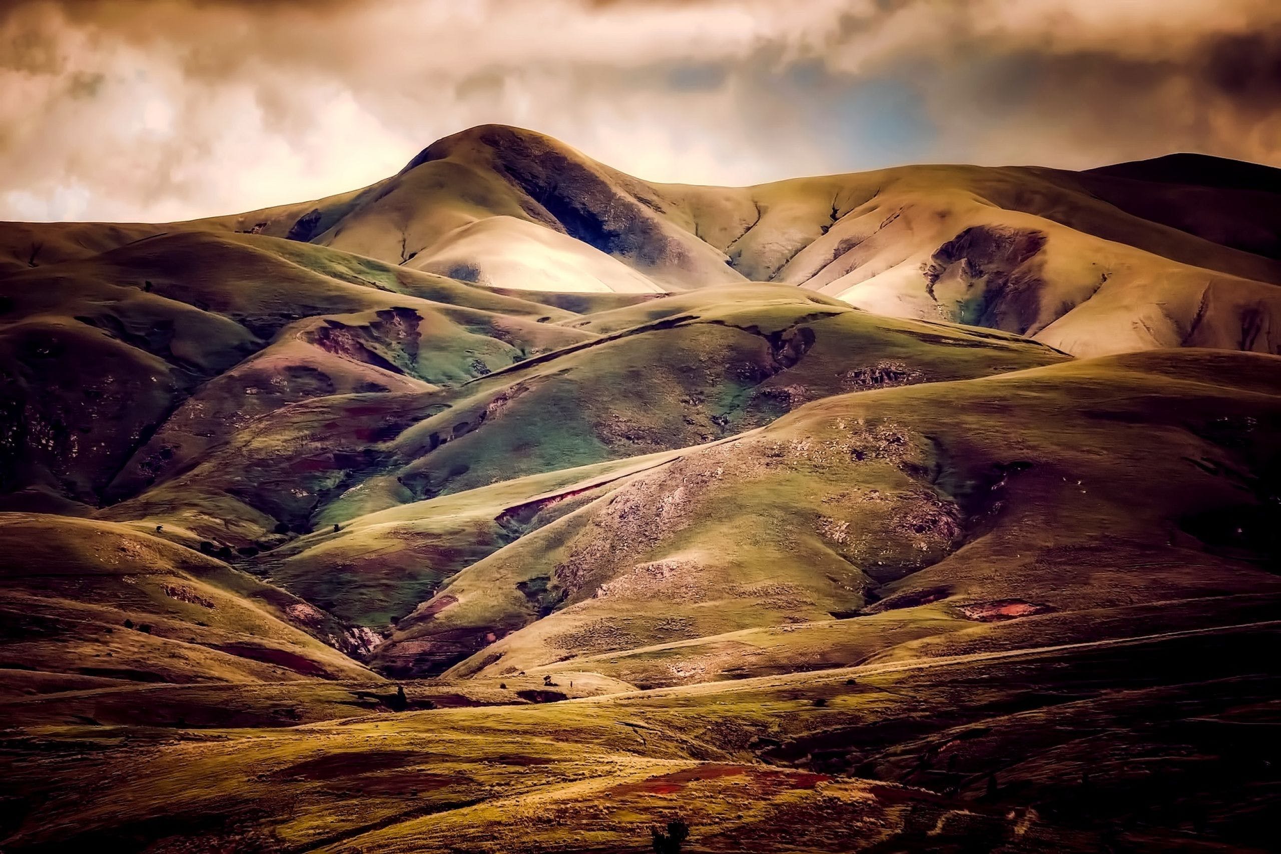 2560x1707 Download Hills in Iceland Wallpaper