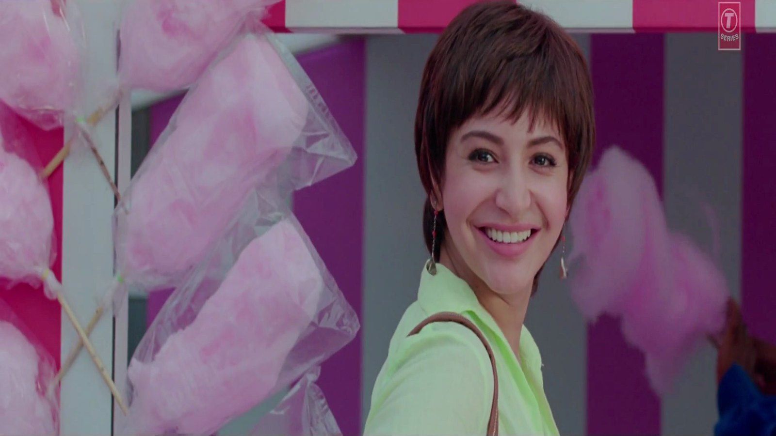 1600x900 Anushka Sharma Cute Smile In Movie PK