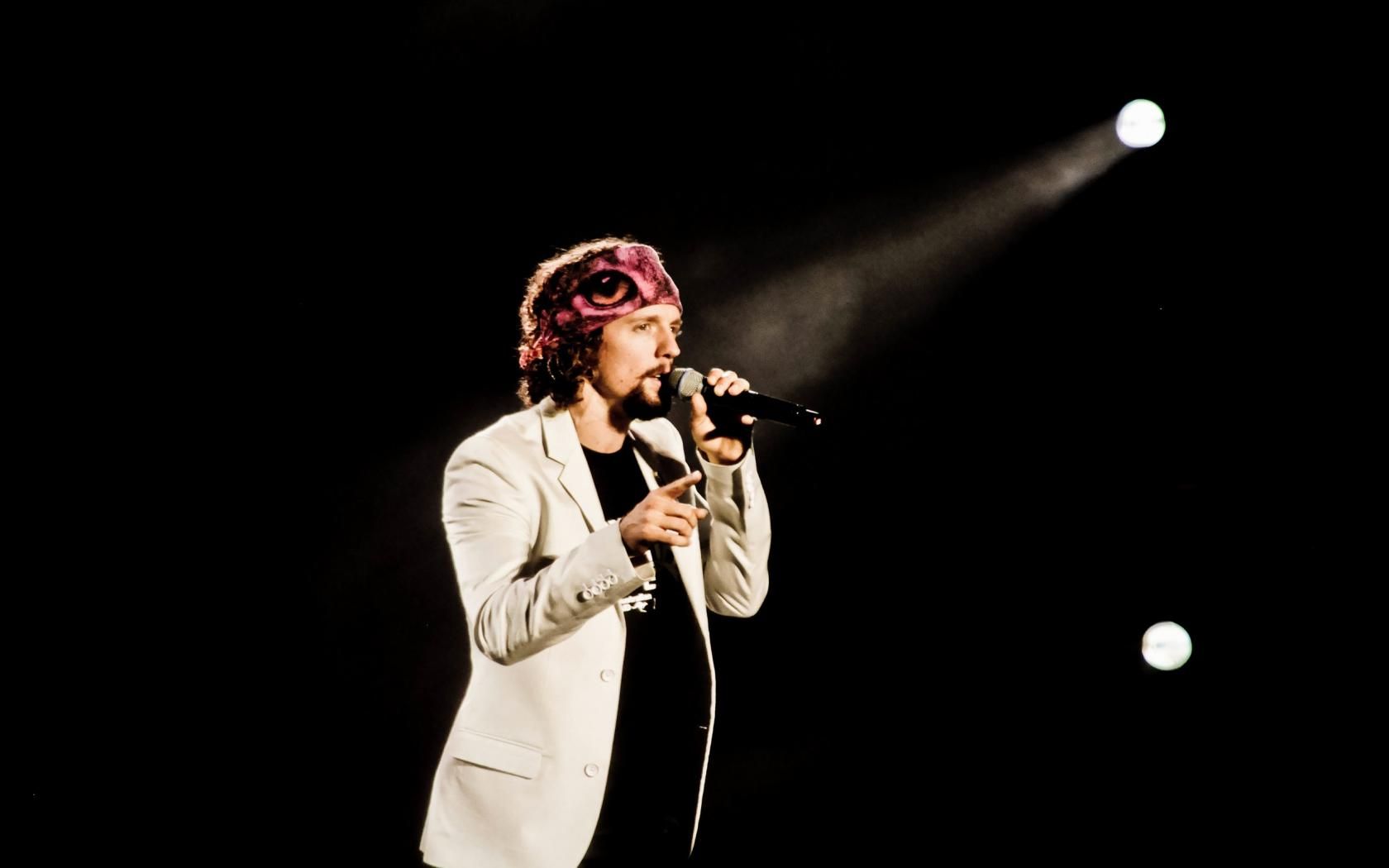 1680x1050 singer image HD