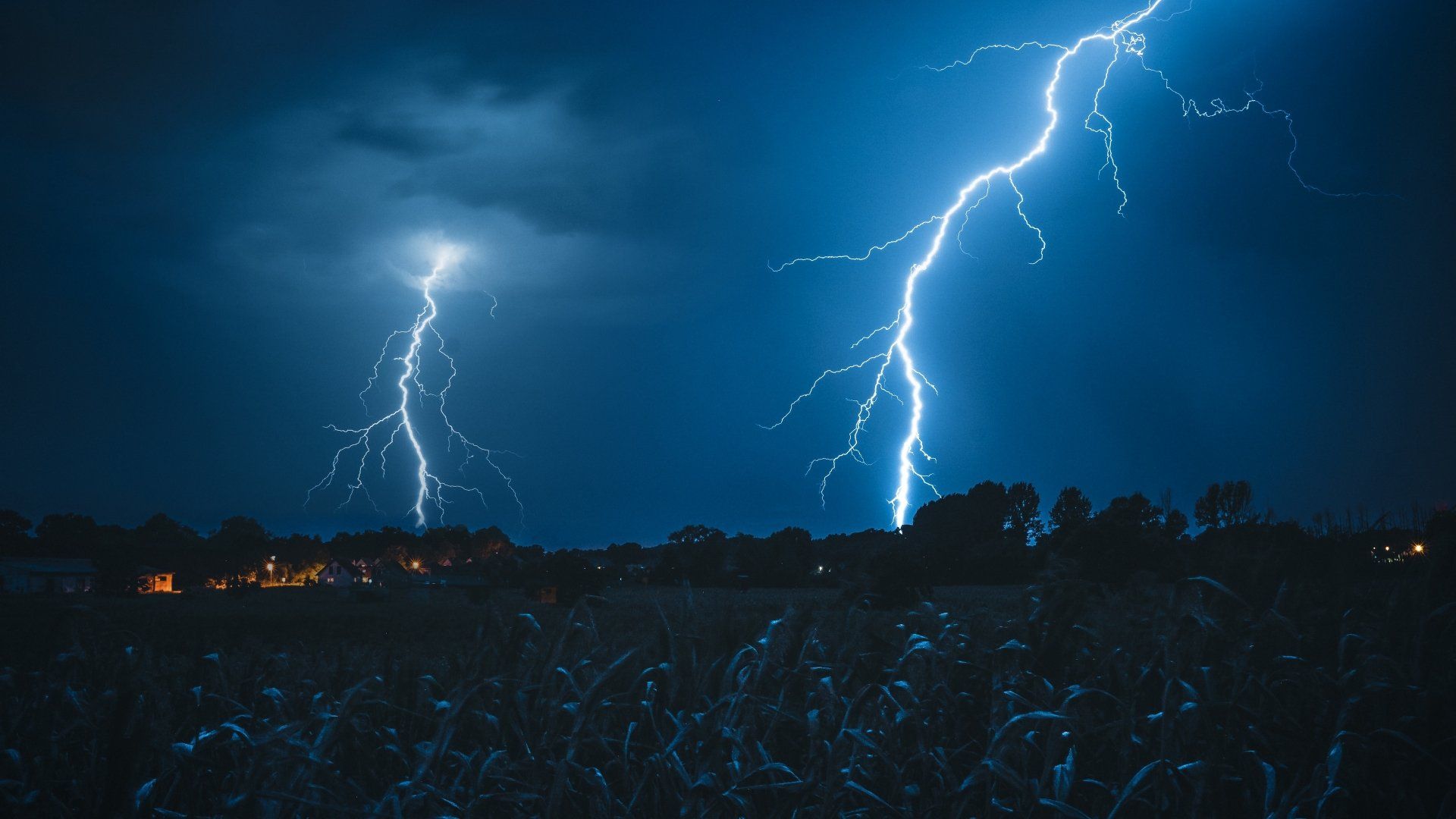 1920x1080 Lightning in cloudy sky Wallpaper 4k HD