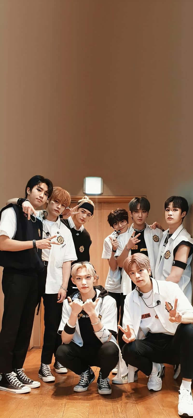 800x1734 Takeoff with STRAY KIDS OT8 Wallpaper