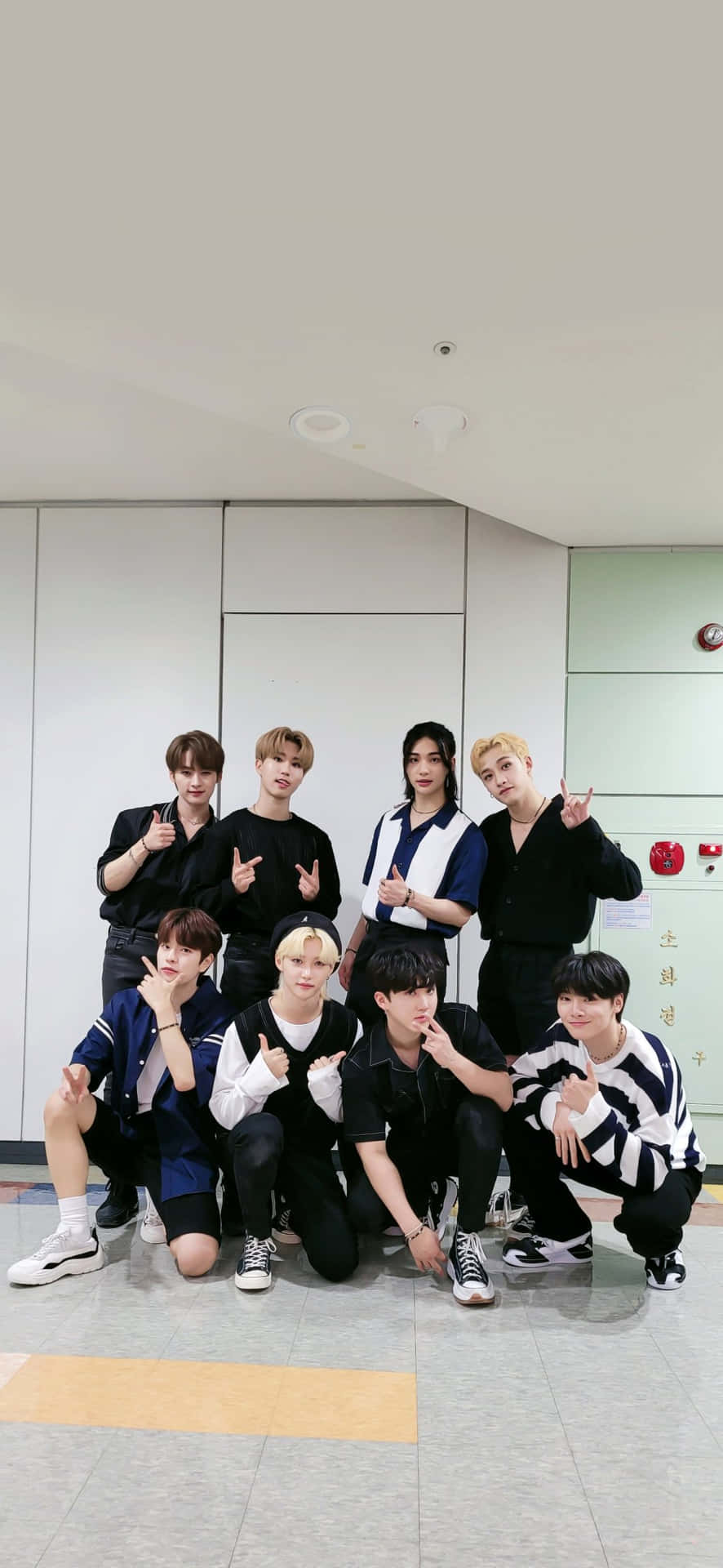 886x1920 Stray Kids Ot8 Wallpaper