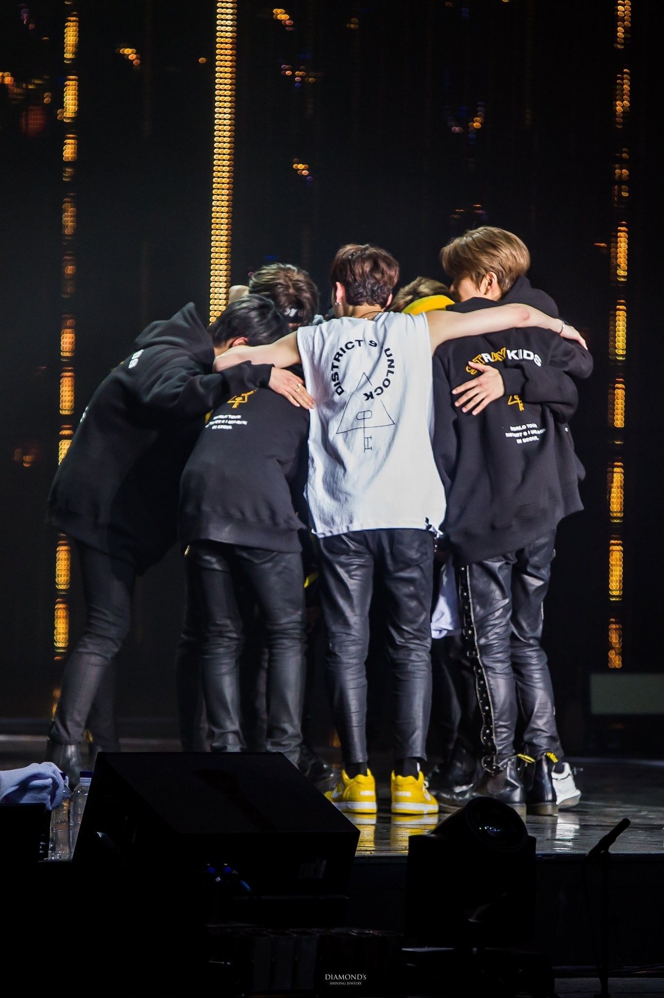 1364x2048 Stray Kids Ot8 Wallpaper