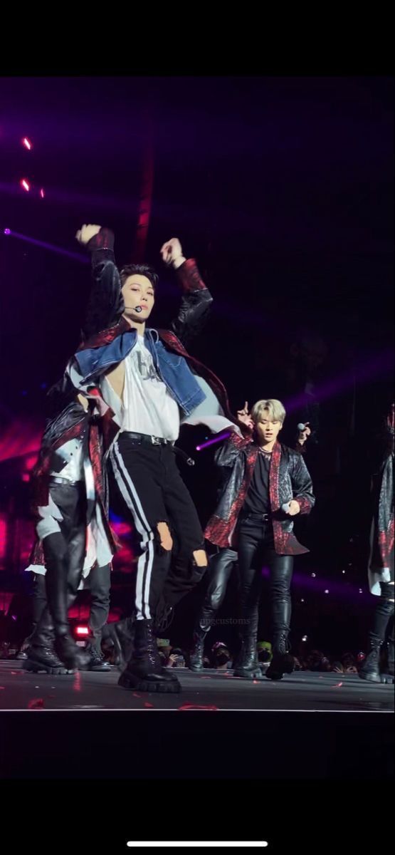 555x1200 stray kids lee felix concert phone