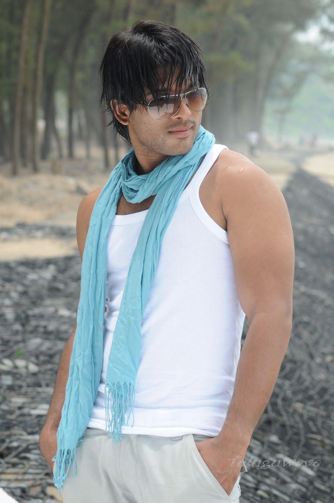 1062x1600 SANTA BANTA ALLU ARJUN WALLPAPERS