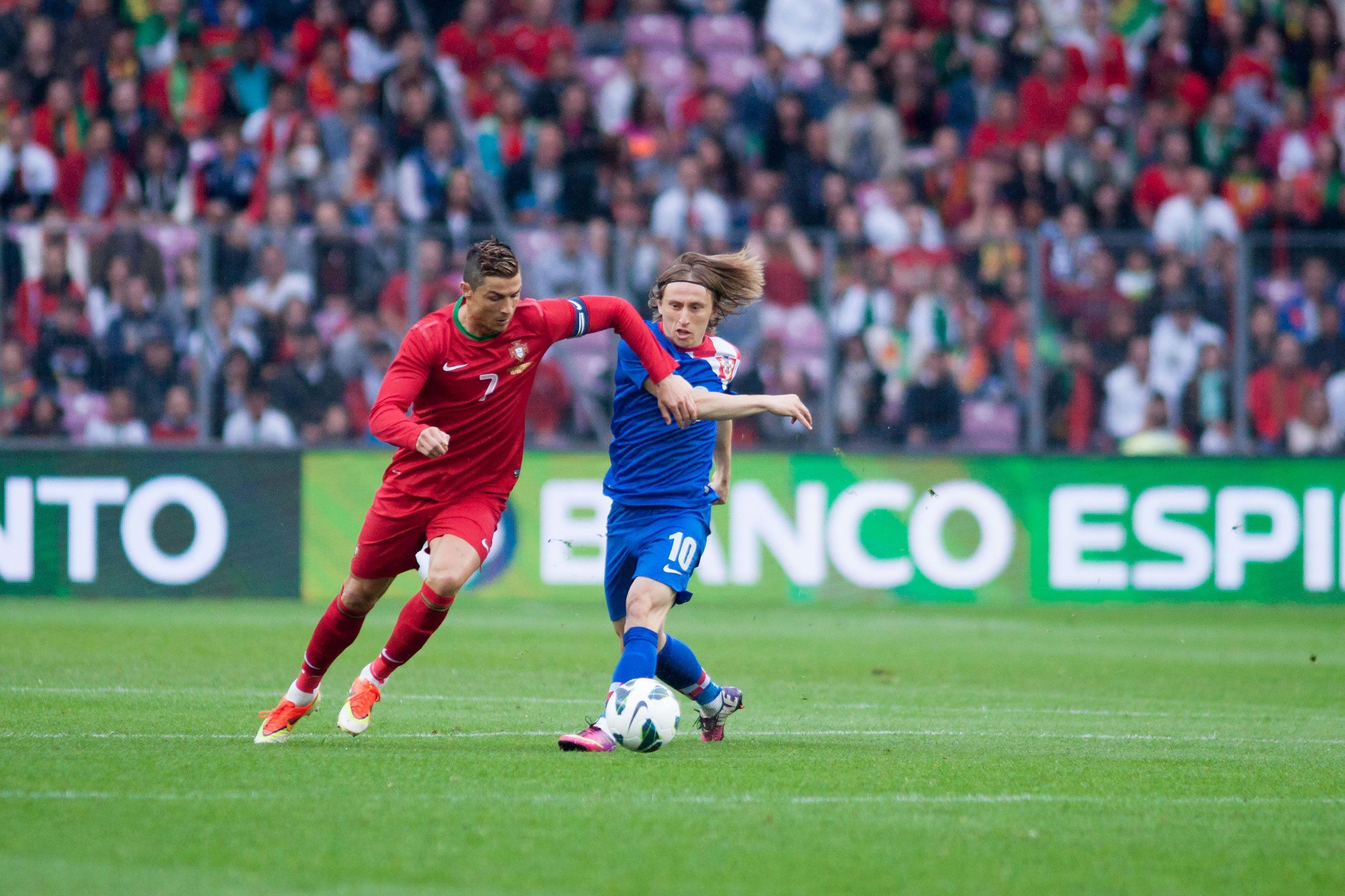 2700x1800 Cristiano Ronaldo vs Luka Modric Wallpaper