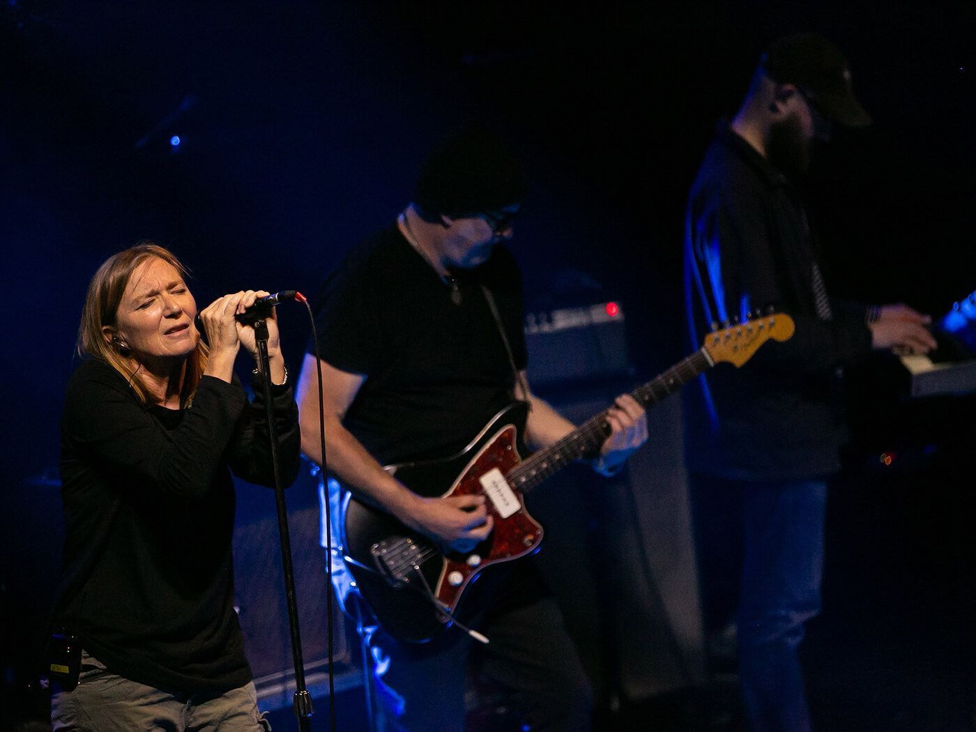 1400x1050 Watch Portishead perform live for