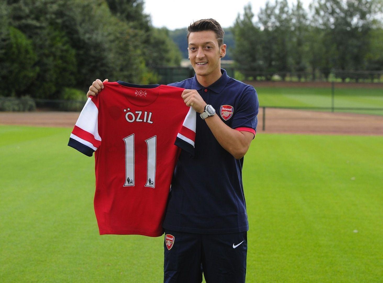 1463x1080 Mesut Ozil Football Wallpaper