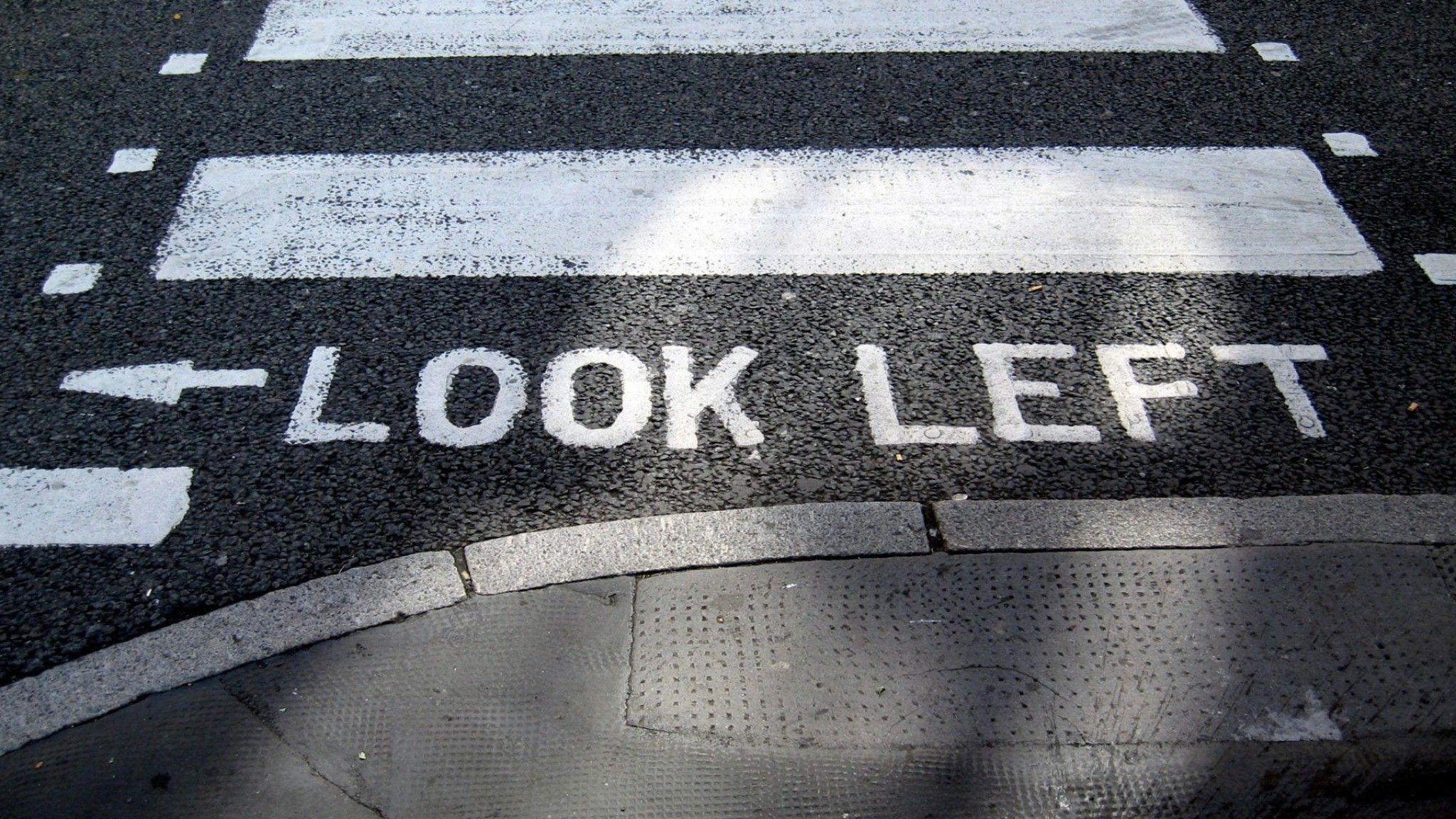 2048x1152 Look Left Wallpaper