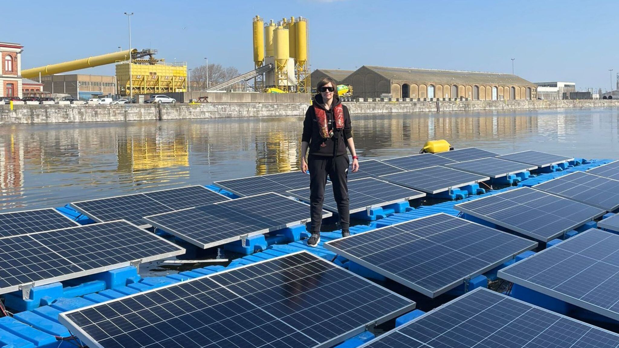 2048x1152 Floating solar power plant reduces
