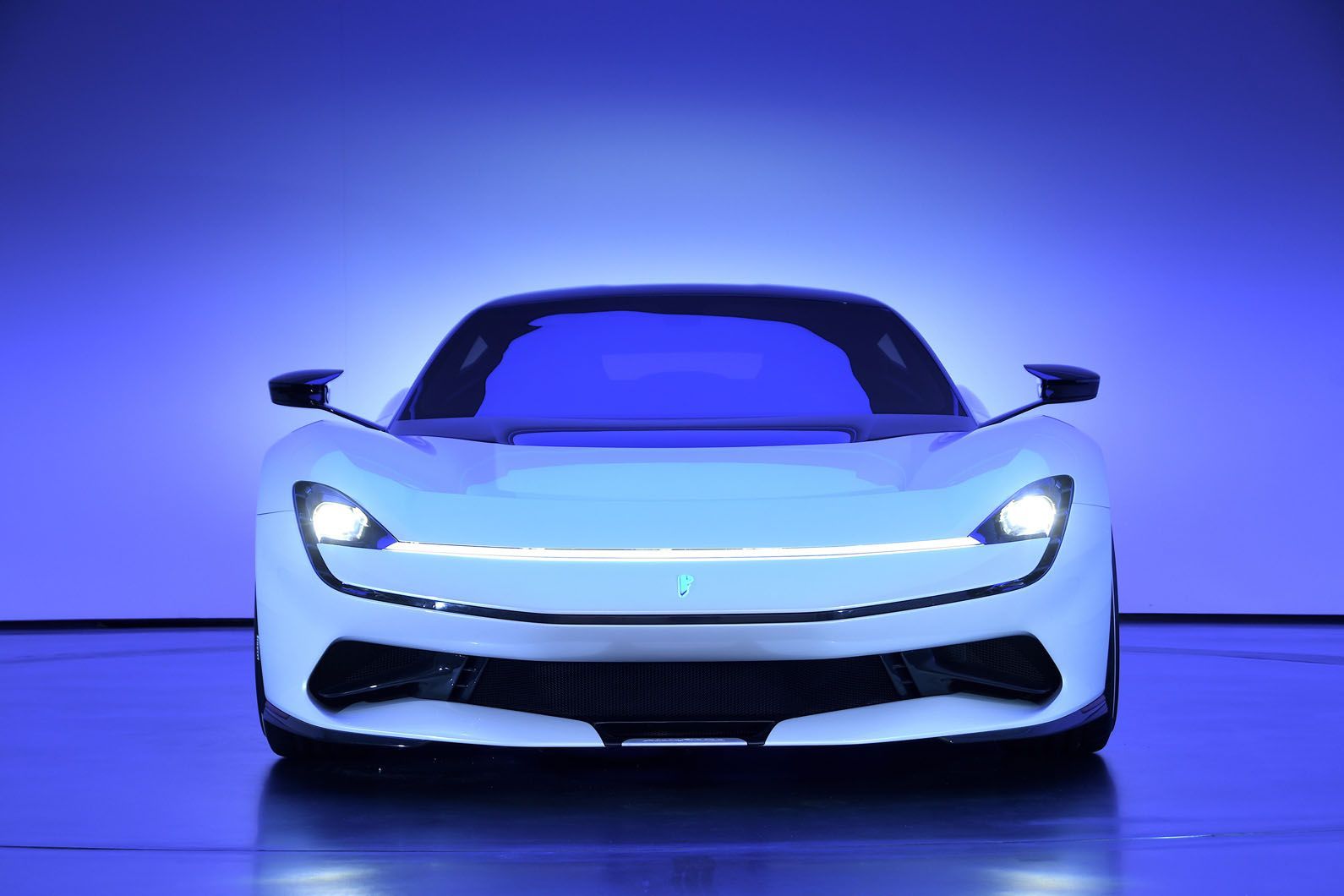 1590x1060 Pininfarina Battista on track