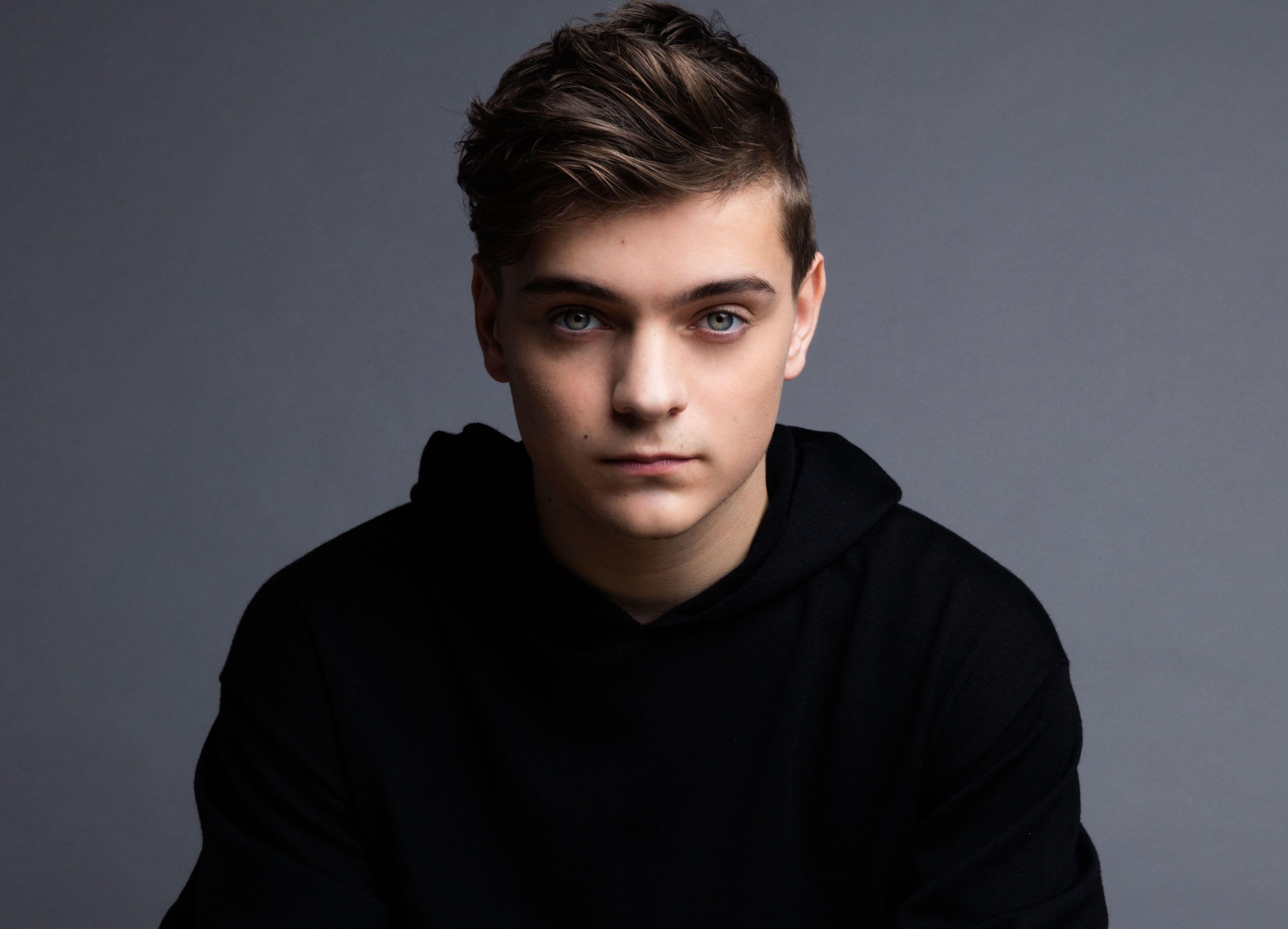 4240x3060 Martin Garrix Wallpaper Background