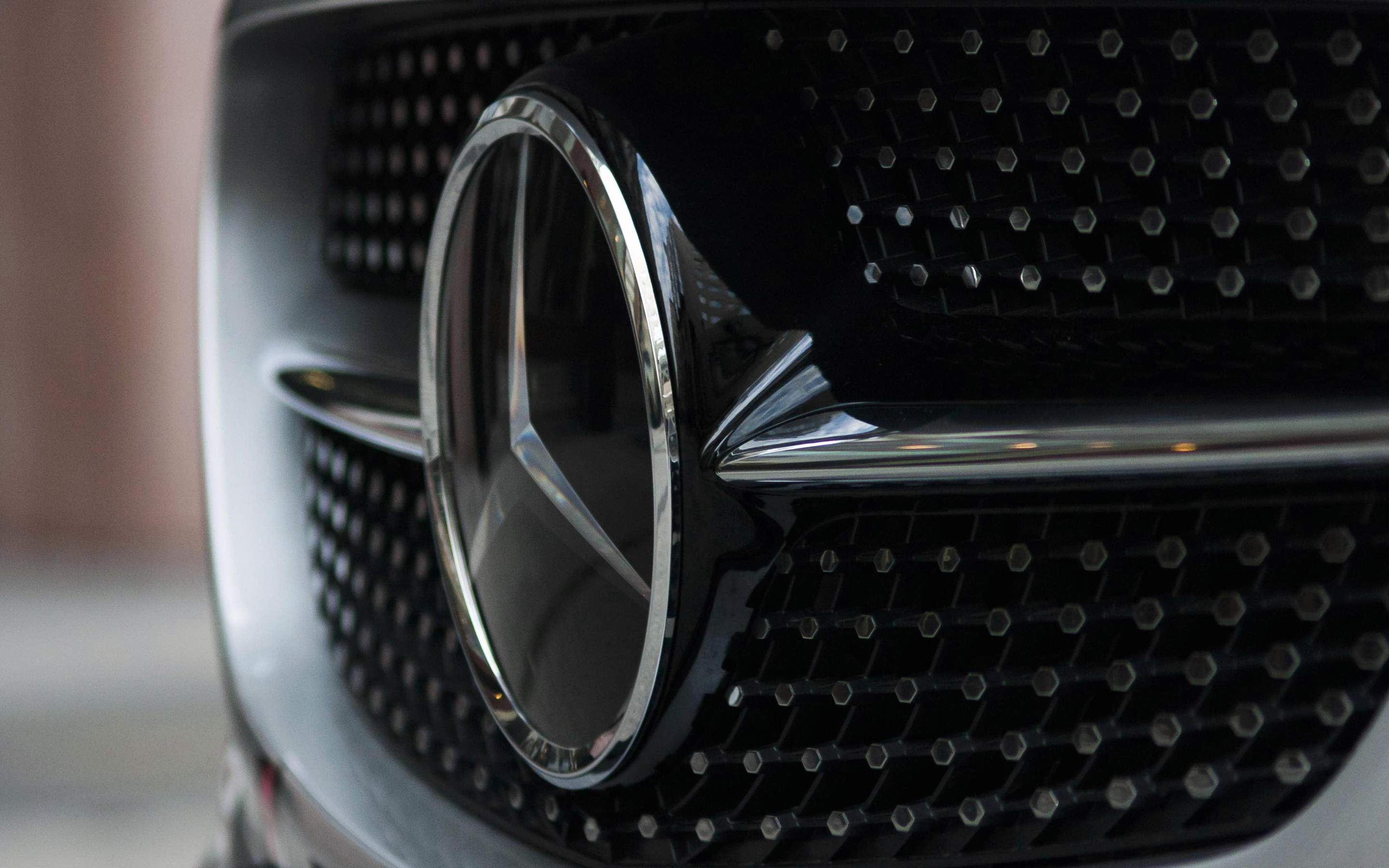 2880x1800 Mercedes Logo Wallpaper