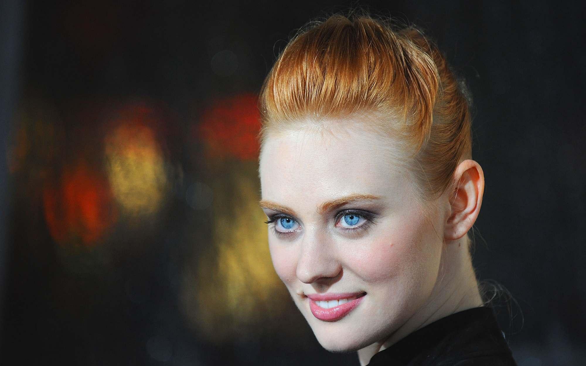 2000x1250 Celebrity Deborah Ann Woll HD Wallpaper