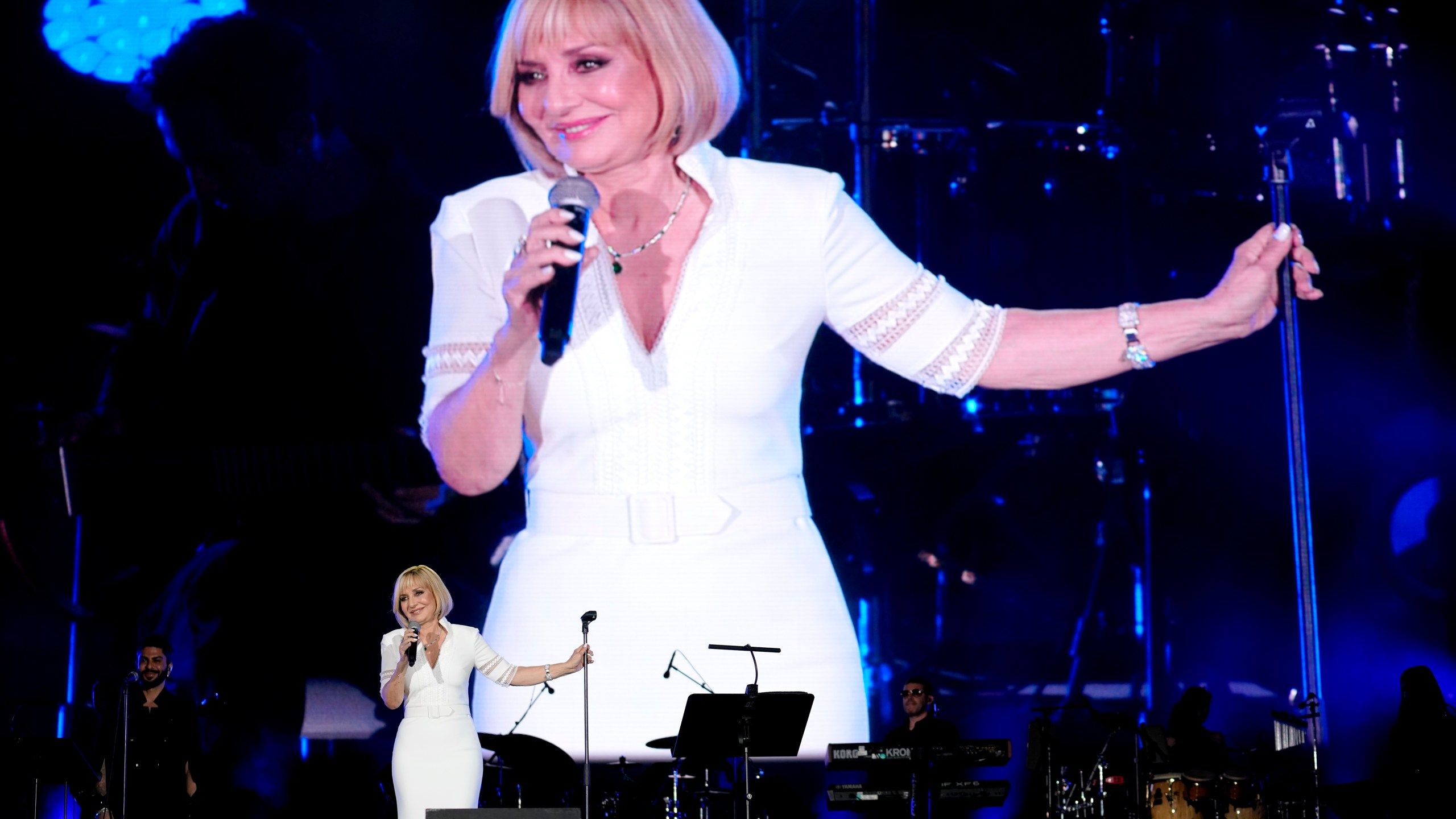 2560x1440 Iranian pop star Googoosh wows Dubai