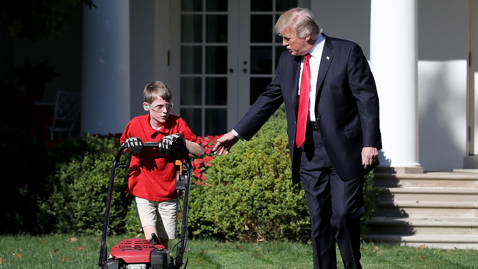 1600x900 White House lawn and meets President Trump