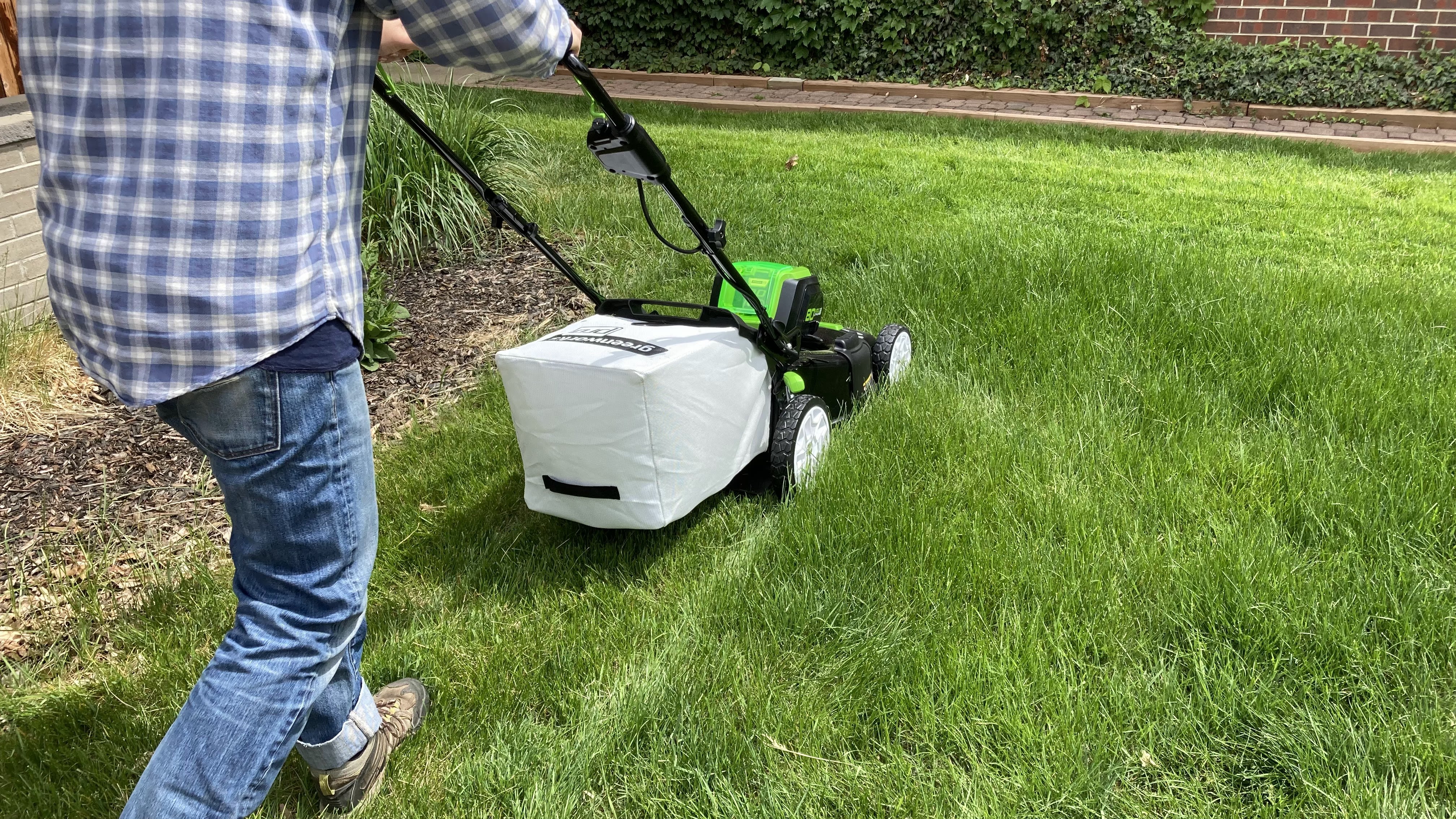 4032x2268 The best electric lawn mower in 2024