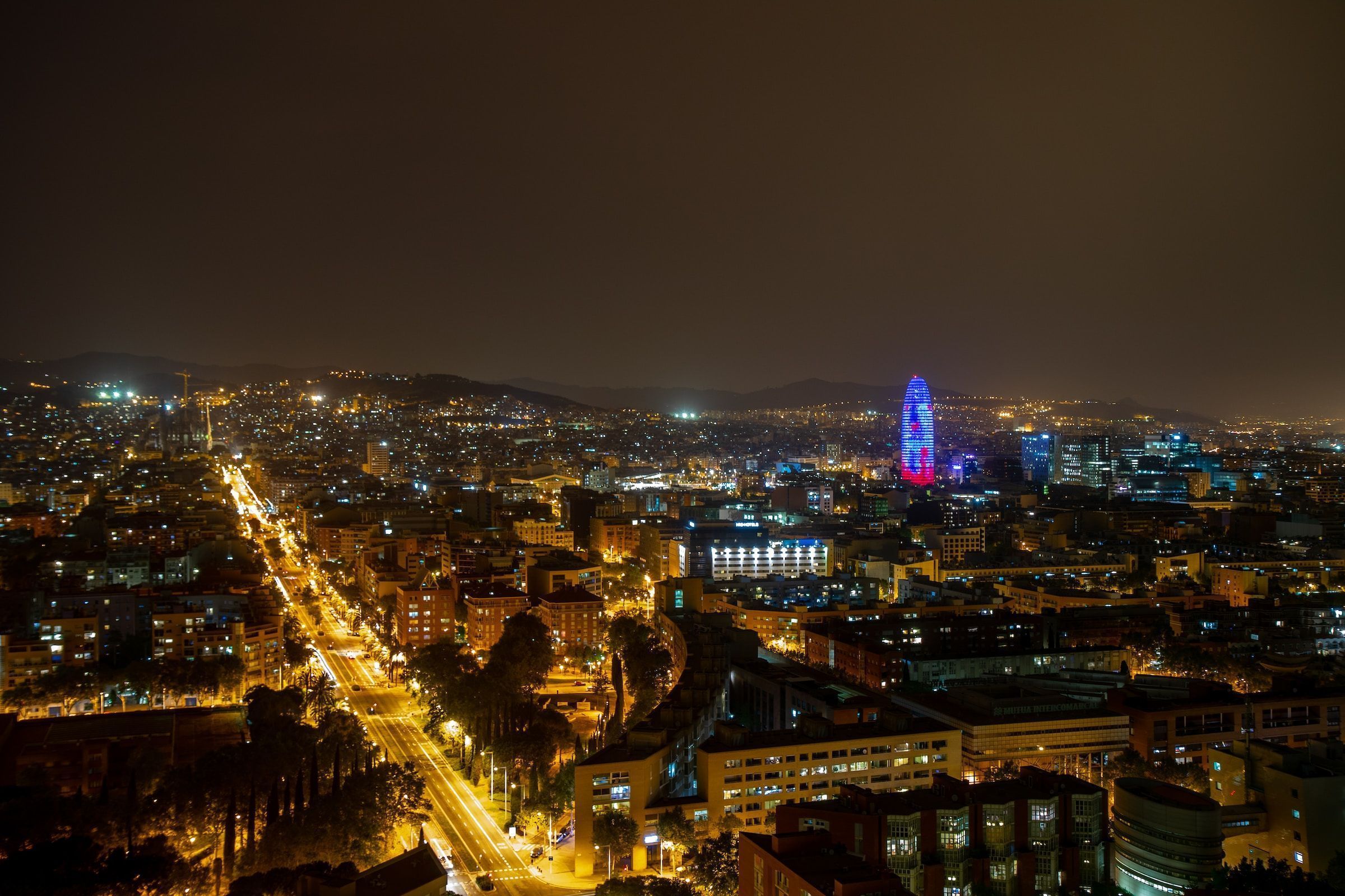 2400x1600 Live the summer nights of Barcelona