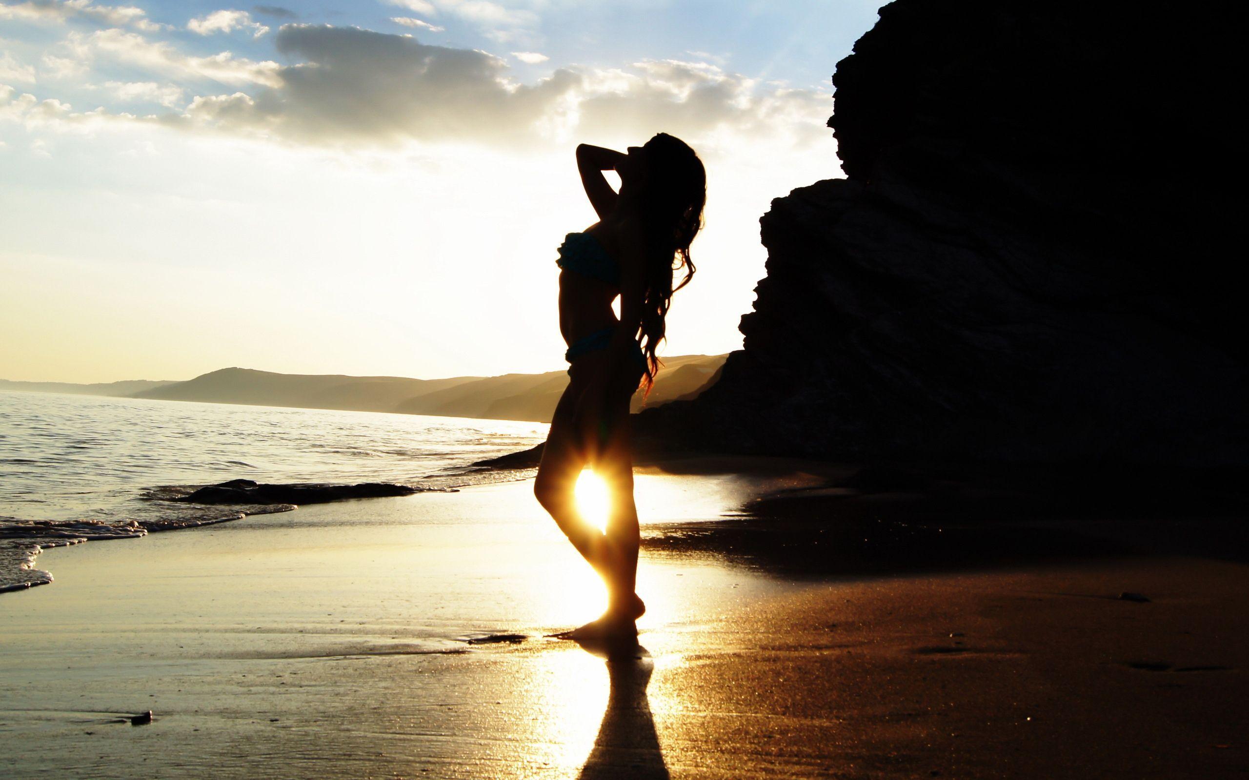 2560x1600 Beach Girl Wallpaper