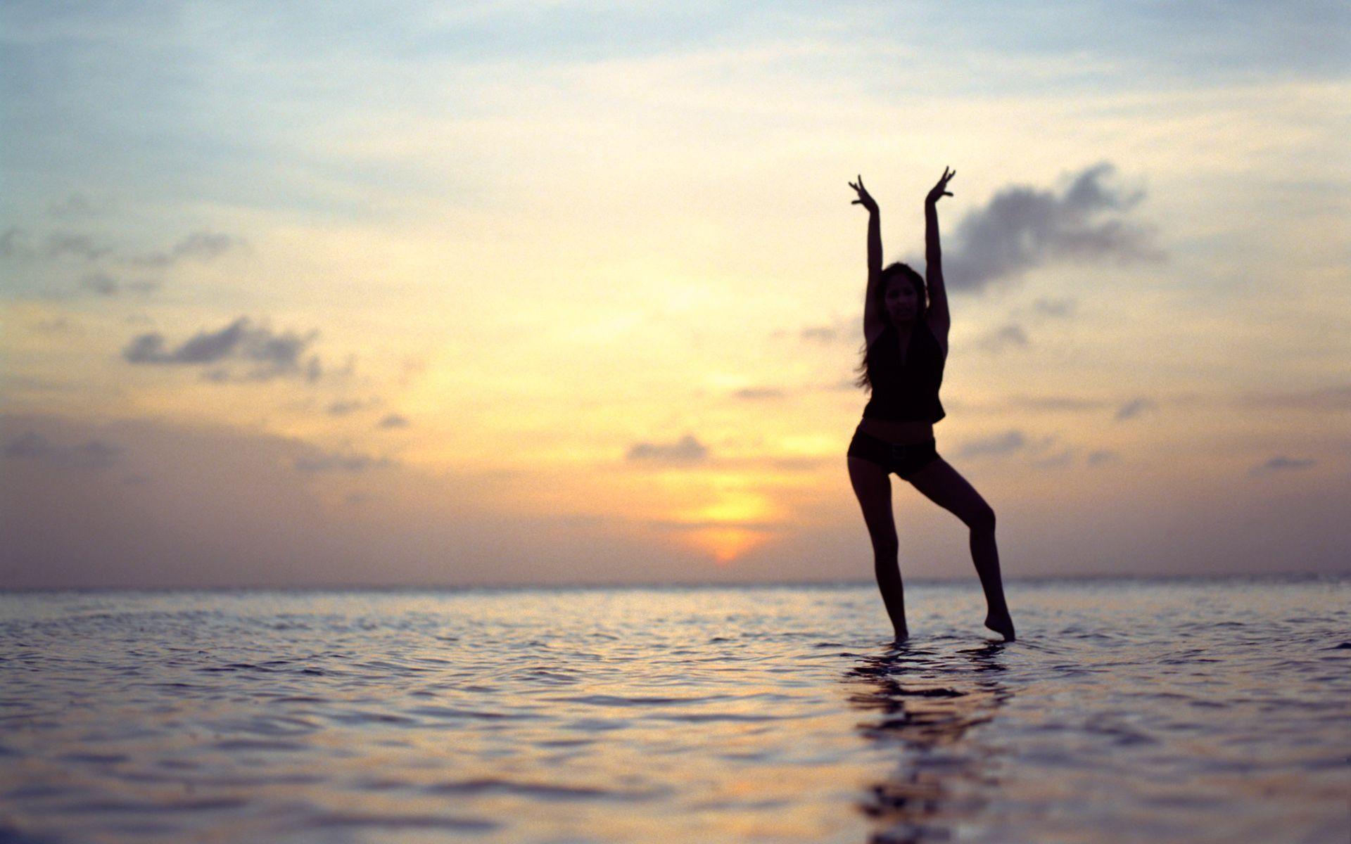 1920x1200 Beach girl wallpaper