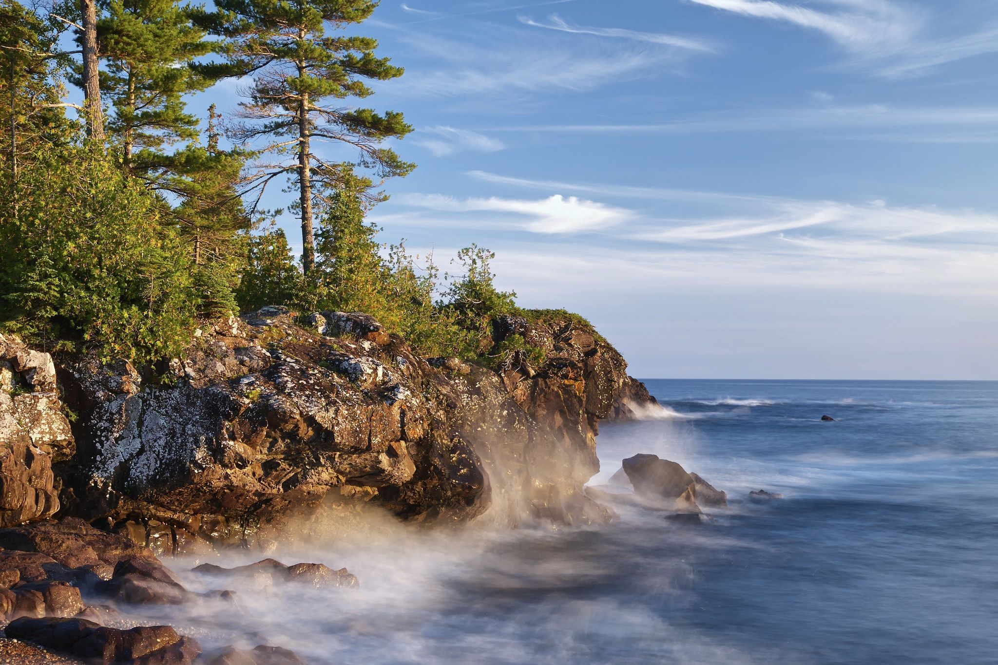2048x1365 Wallpaper lake, rocks, coast, Canada