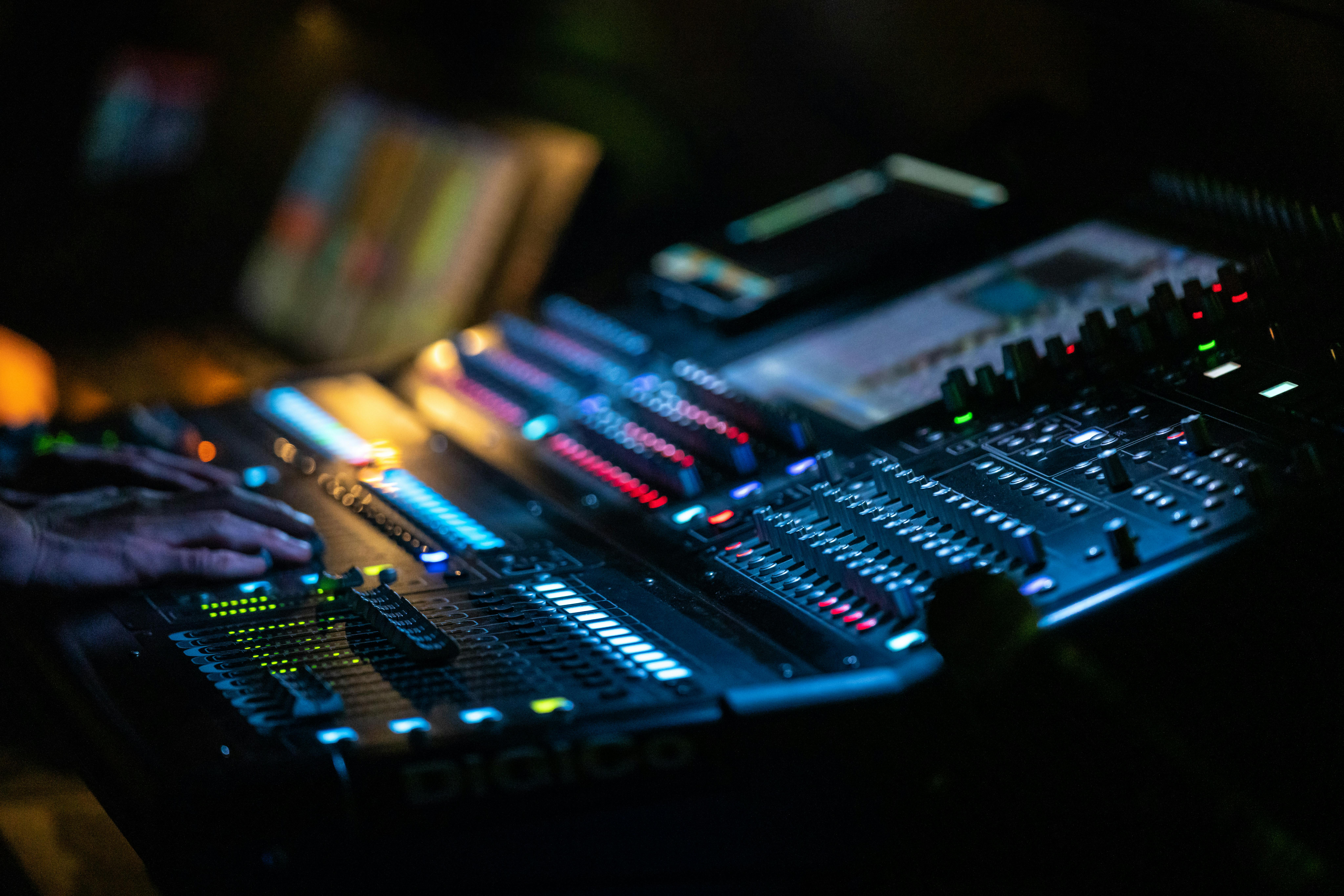8192x5461 an Audio Mixer · Free