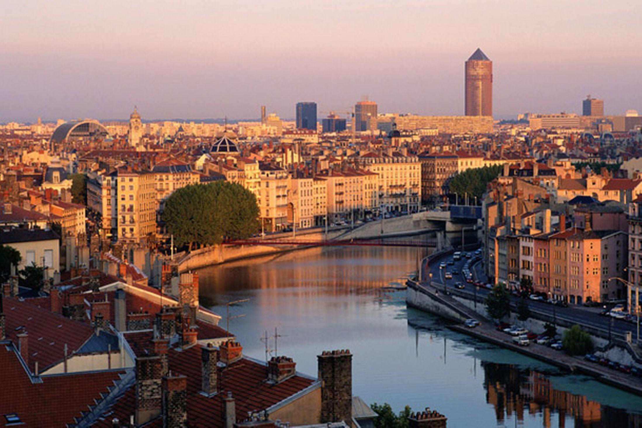 2197x1463 2197x1463px Lyon 347.81 KB