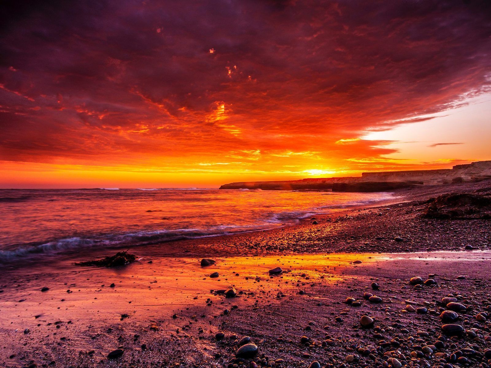 1600x1200 Fiery sunset over the beach at Baja